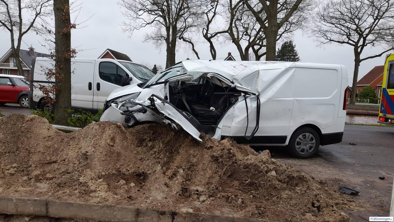 Twee gewonden bij fors ongeval bij Ter Apelkanaal Oost.