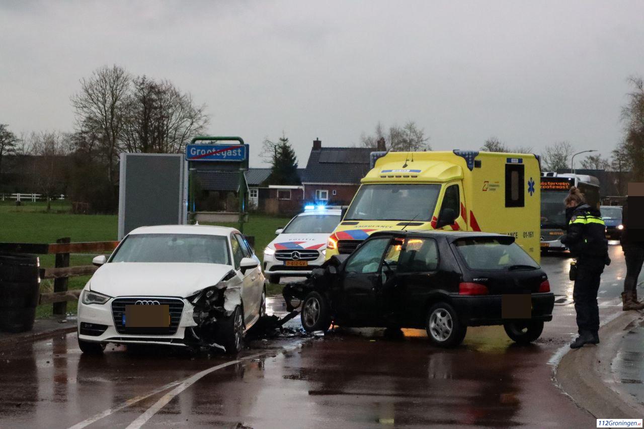 Aanrijding tussen twee personenauto’s in Grootegast, 4 gewonden.