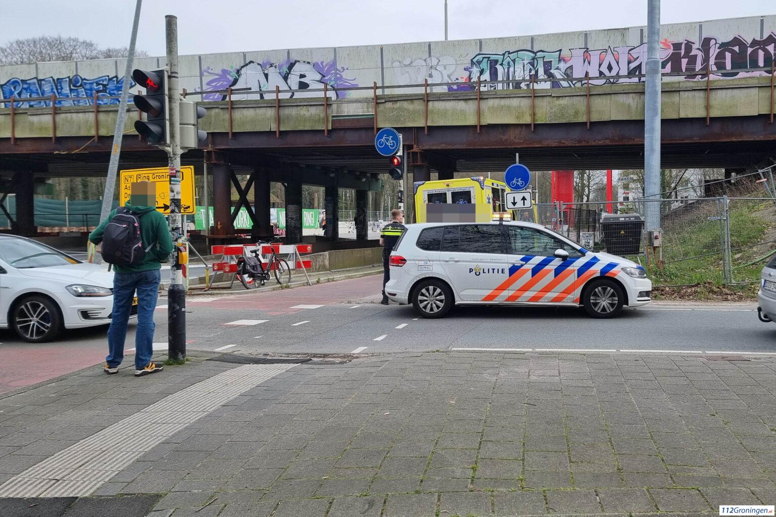 Auto en fietser komen in botsing op de Hereweg, 1 gewonde. Auto en fietser komen in botsing op de Hereweg, 1 gewonde.