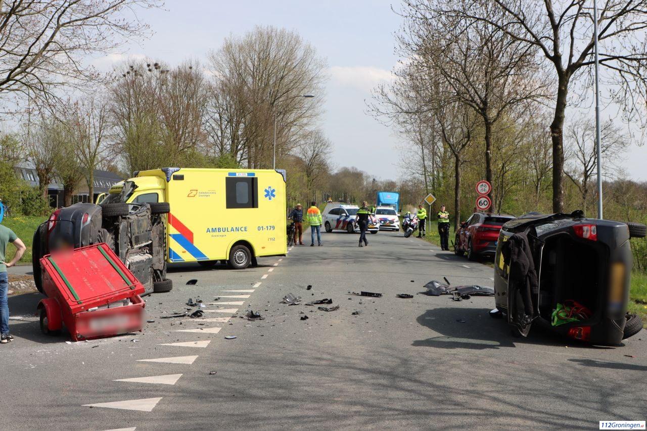 Twee voertuigen op de kant na ongeval in Zuidhorn.