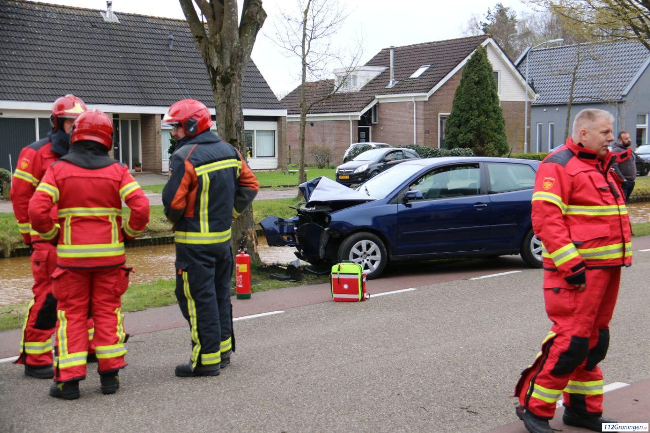 Auto raakt tegen boom bij eenzijdig ongeval in Nieuwe Pekela.