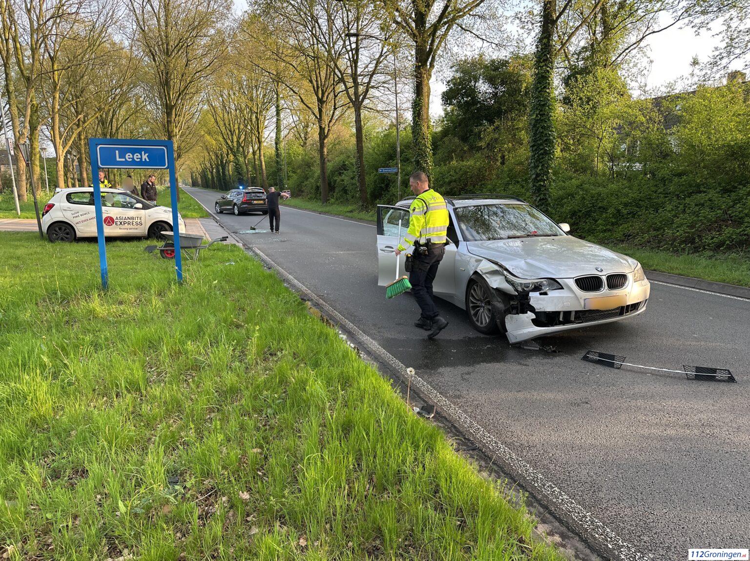 Twee auto’s fors beschadigd na ongeval in Leek. Twee auto’s fors beschadigd na ongeval in Leek.