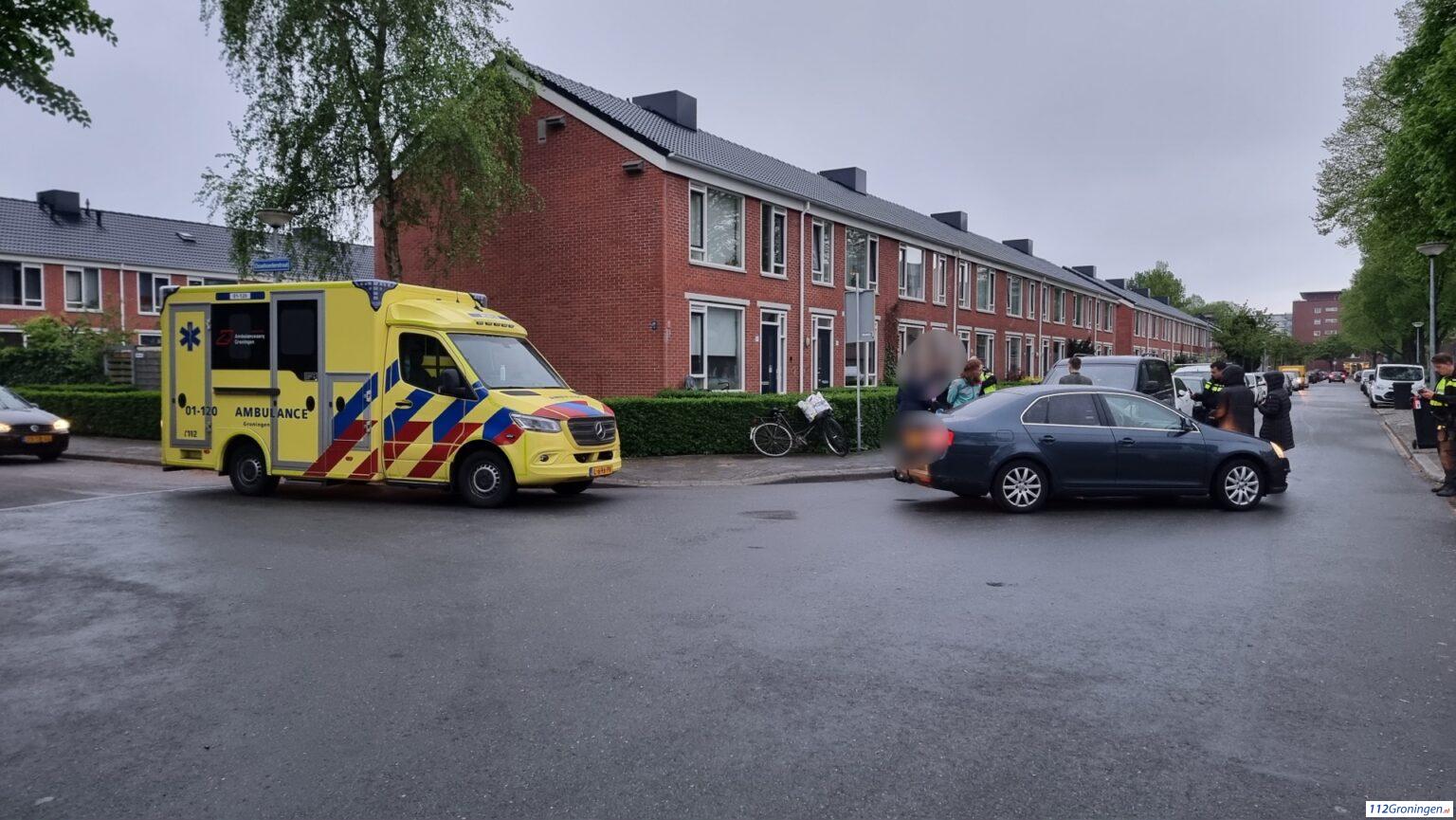 Aanrijding tussen auto en scooter in Groningen leidt tot gewonde scooterrijder.