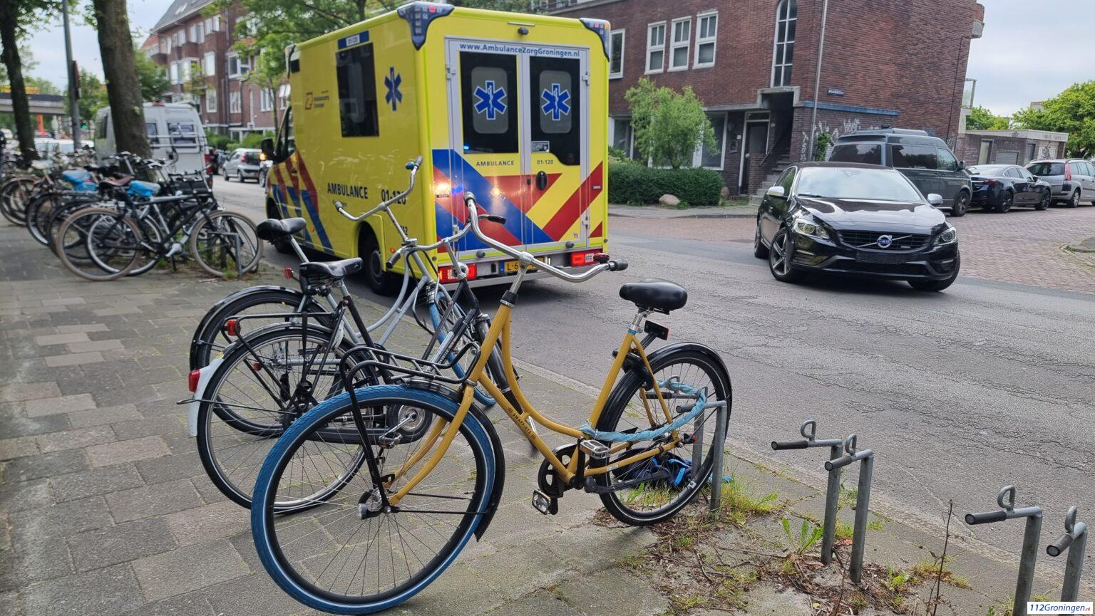 Fietser gewond bij aanrijding in Groningen. Fietser gewond bij aanrijding in Groningen.