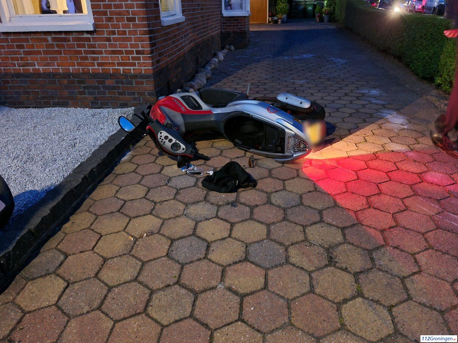 Scooter belandt op oprit na ongeval in Winschoten. Scooter belandt op oprit na ongeval in Winschoten.