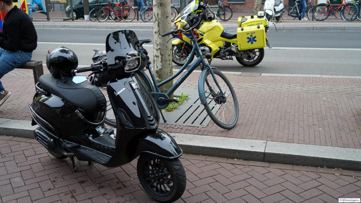Fietser gewond na aanrijding met scooter in Groningen.