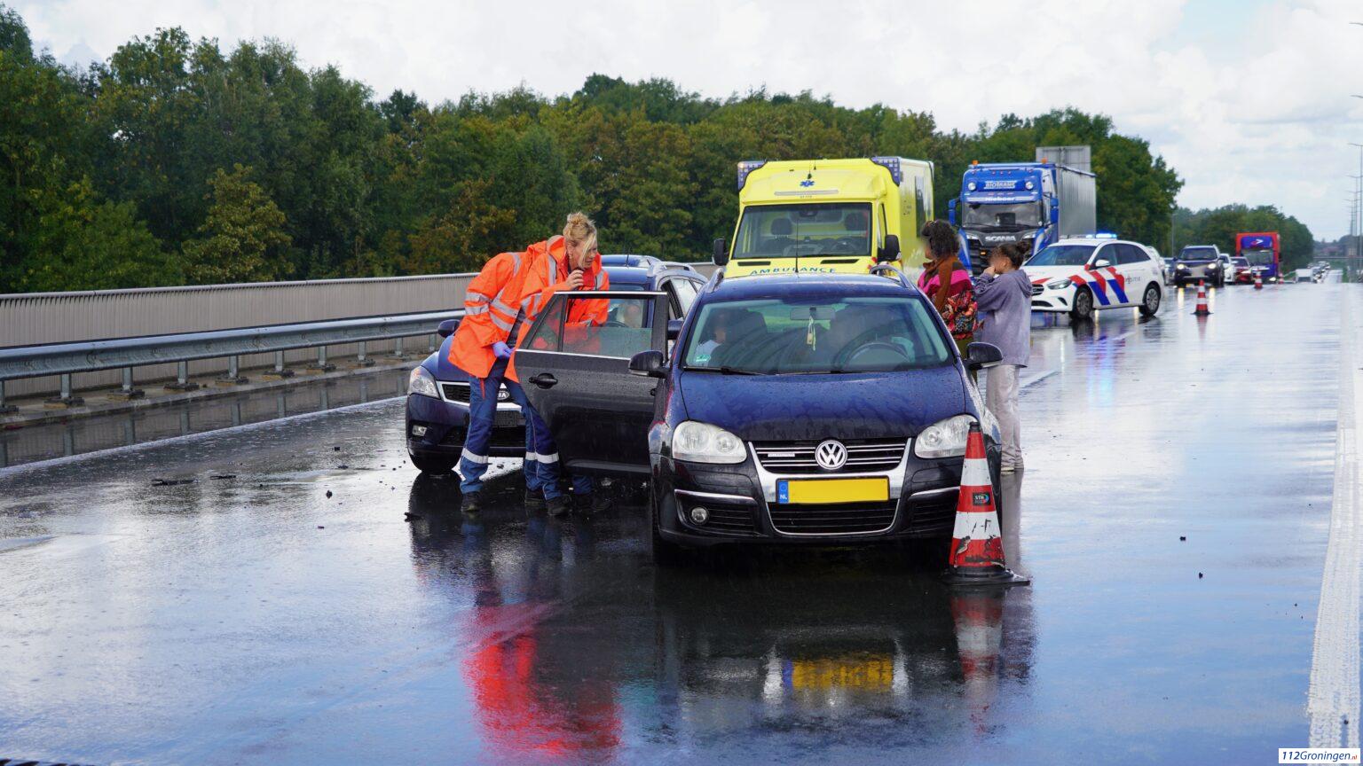 Auto’s met elkaar in botsing op N370 bij Groningen.