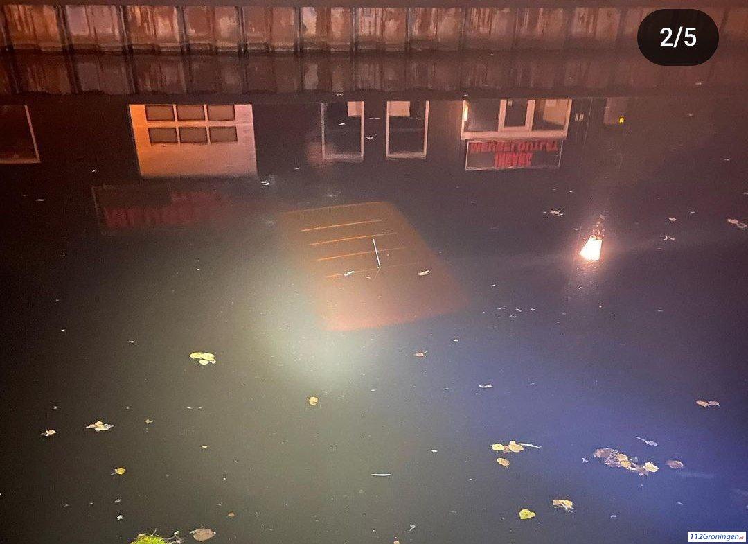 Voertuig te water na ongeval in Oude Pekela. Voertuig te water na ongeval in Oude Pekela.