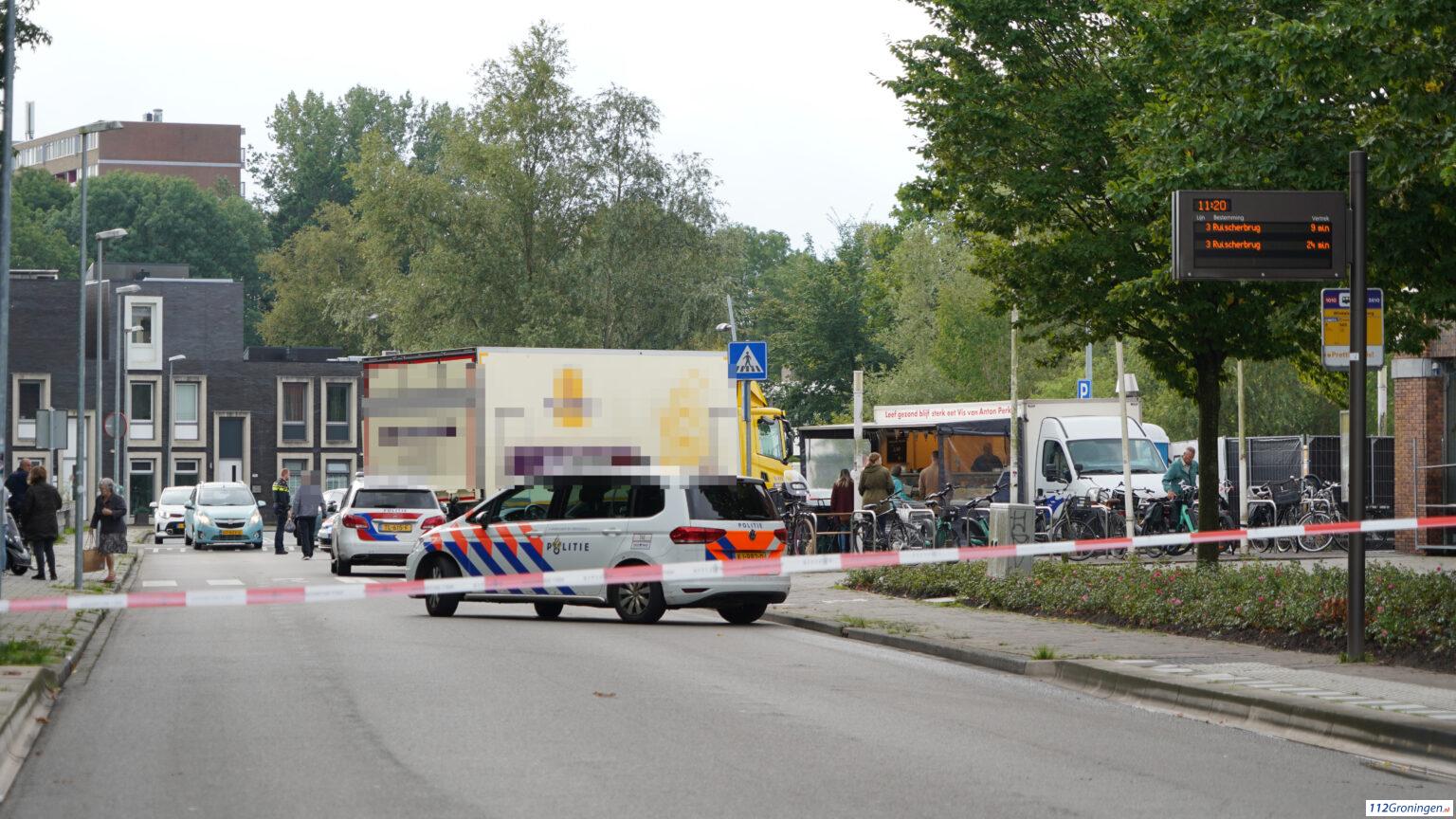 Fietser raakt gewond door botsing met vrachtwagen bij Kajuit. Fietser raakt gewond door botsing met vrachtwagen bij Kajuit.