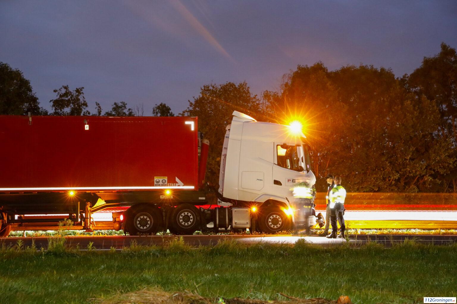 Ernstig ongeval tussen vrachtauto en auto op de A7, man raakt gewond. Ernstig ongeval tussen vrachtauto en auto op de A7, man raakt gewond.