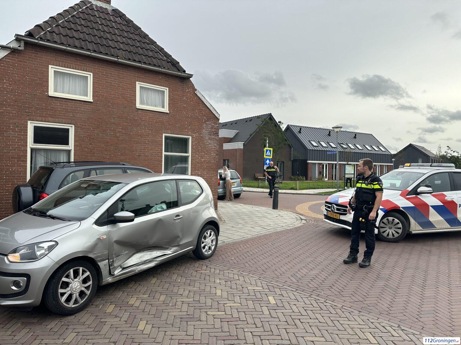 Ongeval tussen twee auto`s op de Hoofdstraat-West in Uithuizen. Ongeval tussen twee auto`s op de Hoofdstraat-West in Uithuizen.