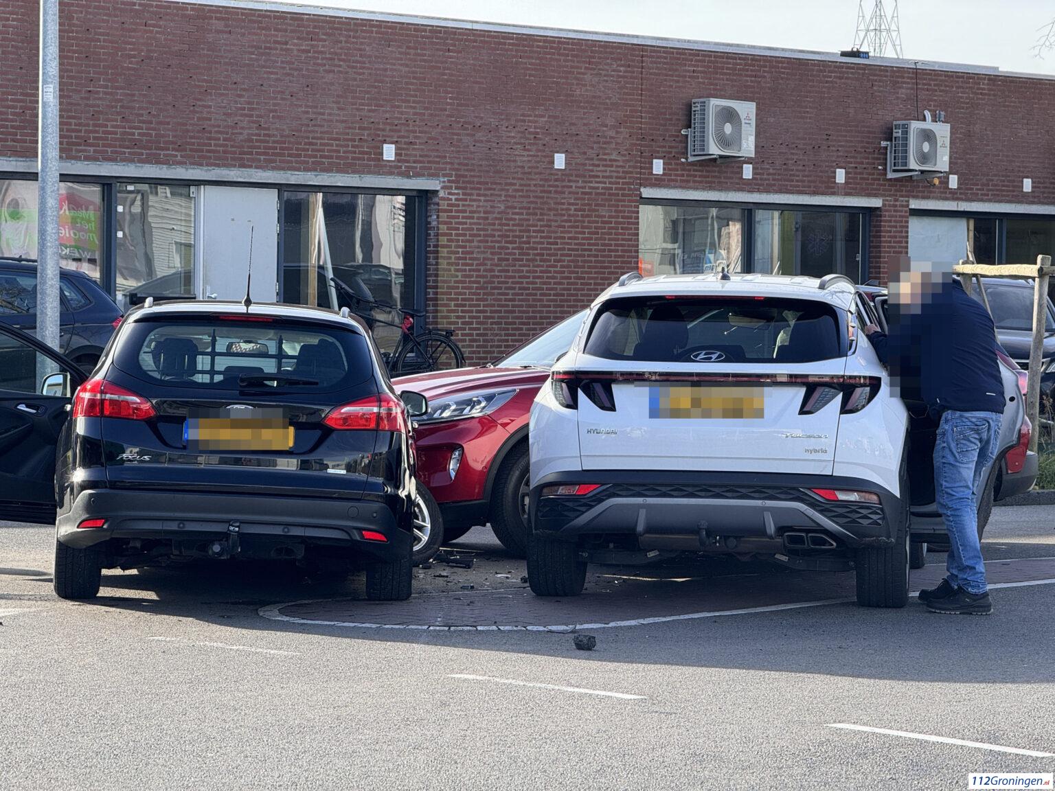 Ongeval tussen drie voertuigen op de Osloweg/ Stettingweg. Ongeval tussen drie voertuigen op de Osloweg/ Stettingweg.
