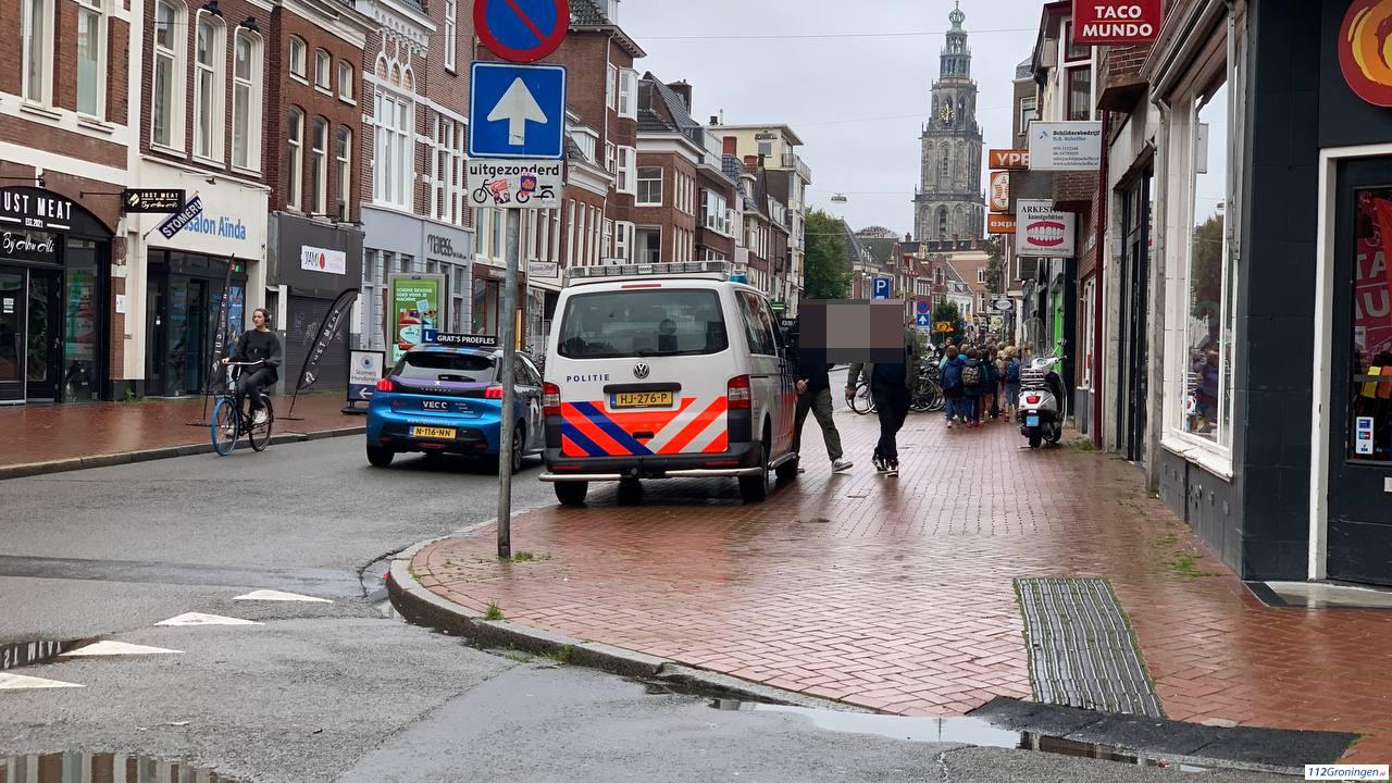Fietsers en scooterrijder komen in botsing met elkaar. Fietsers en scooterrijder komen in botsing met elkaar.