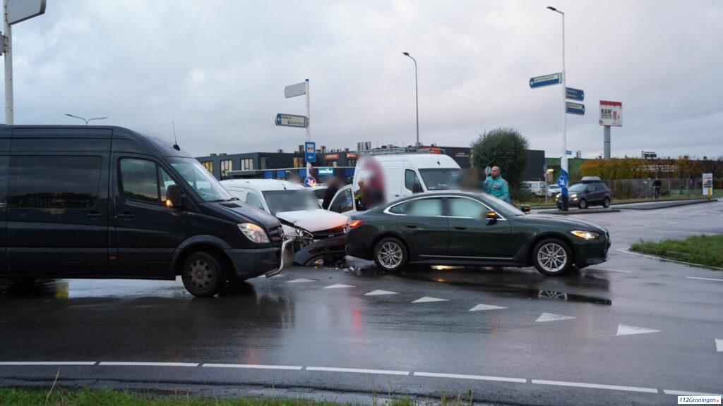 Grote schade na aanrijding op de Winschoterweg. Grote schade na aanrijding op de Winschoterweg.