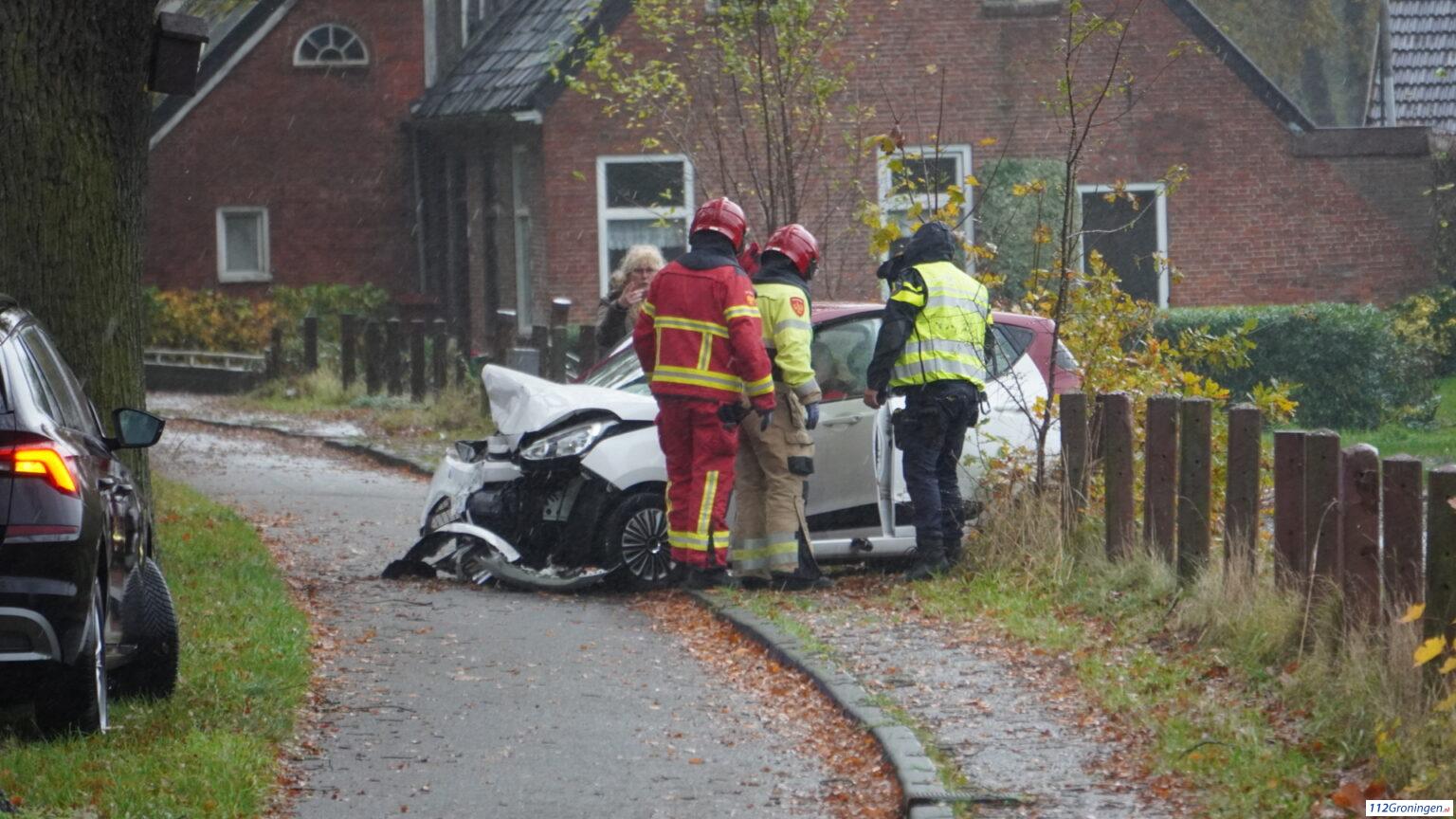 Twee gewonden bij frontale botsing op de Rijksstraatweg in Glimmen. Twee gewonden bij frontale botsing op de Rijksstraatweg in Glimmen.