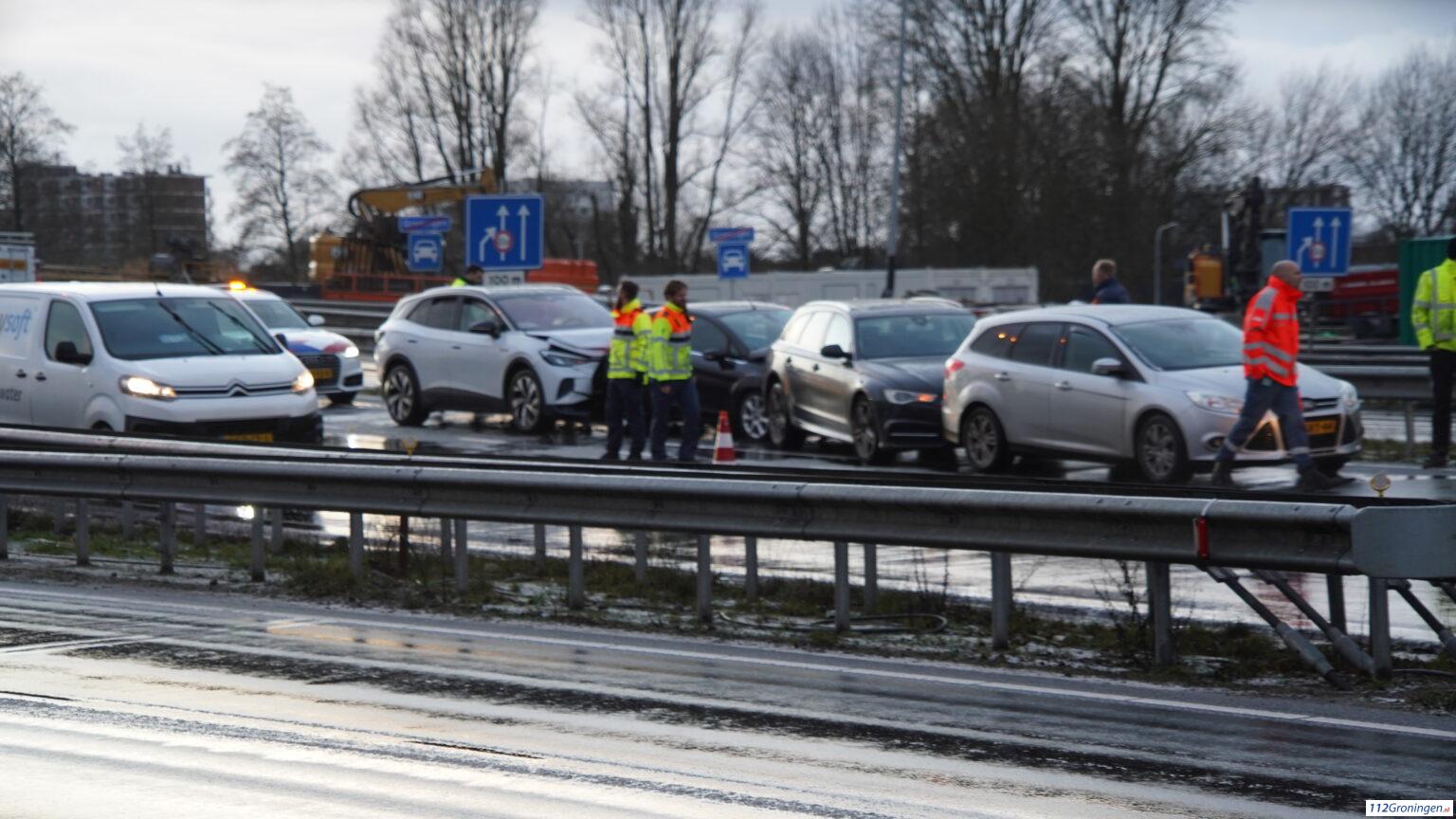 Julianaplein: Ongeval op de A28, vier auto` s lopen schade op, files.