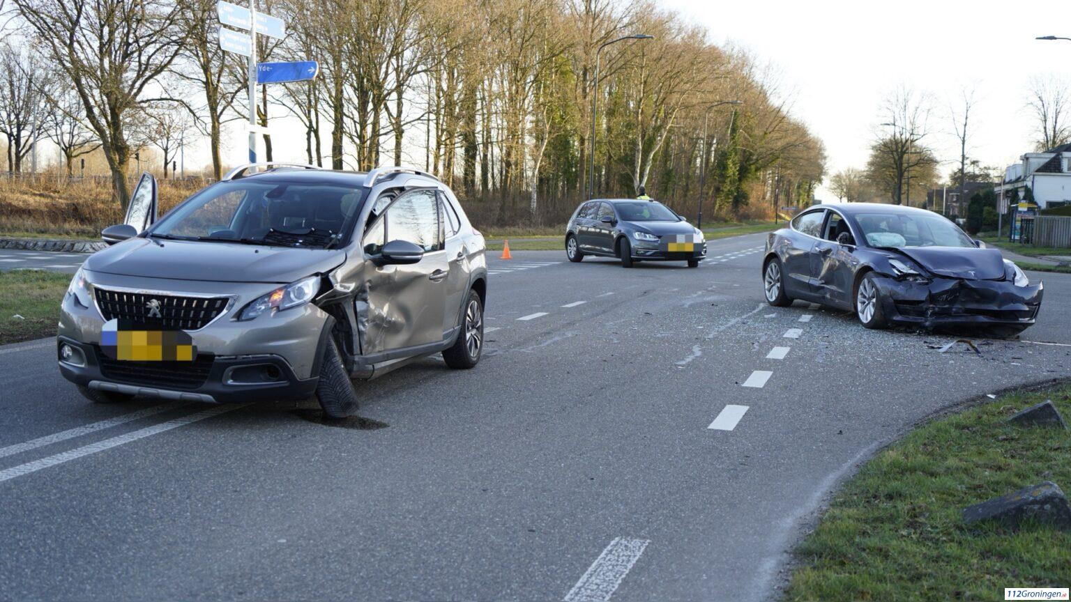 Ongeval tussen twee voertuigen bij kruising Norgerweg en Groningerstraat in De Punt.