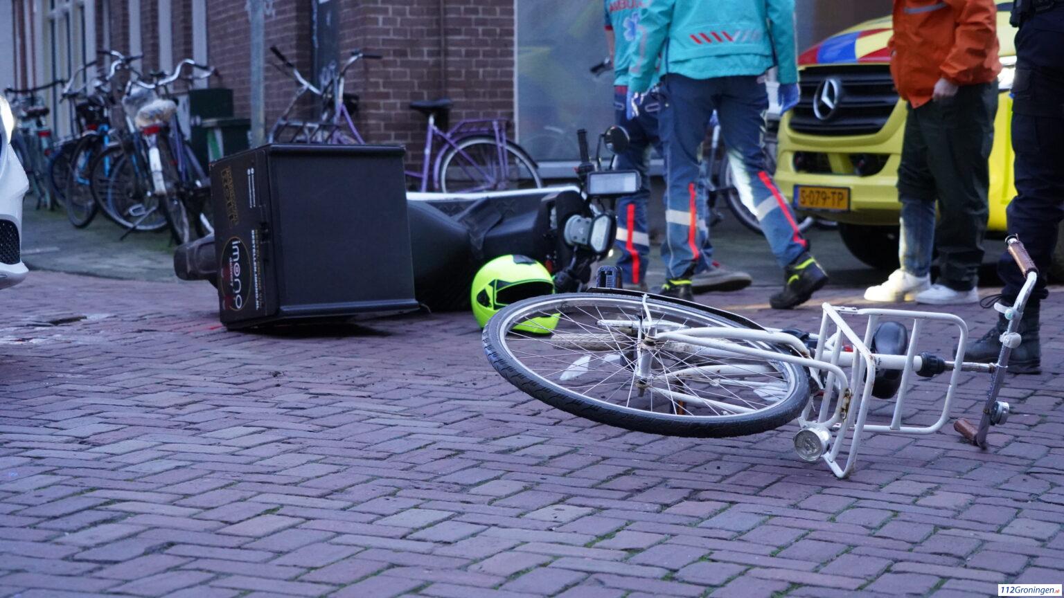 Forse aanrijding tussen scooter en fietser. Forse aanrijding tussen scooter en fietser.