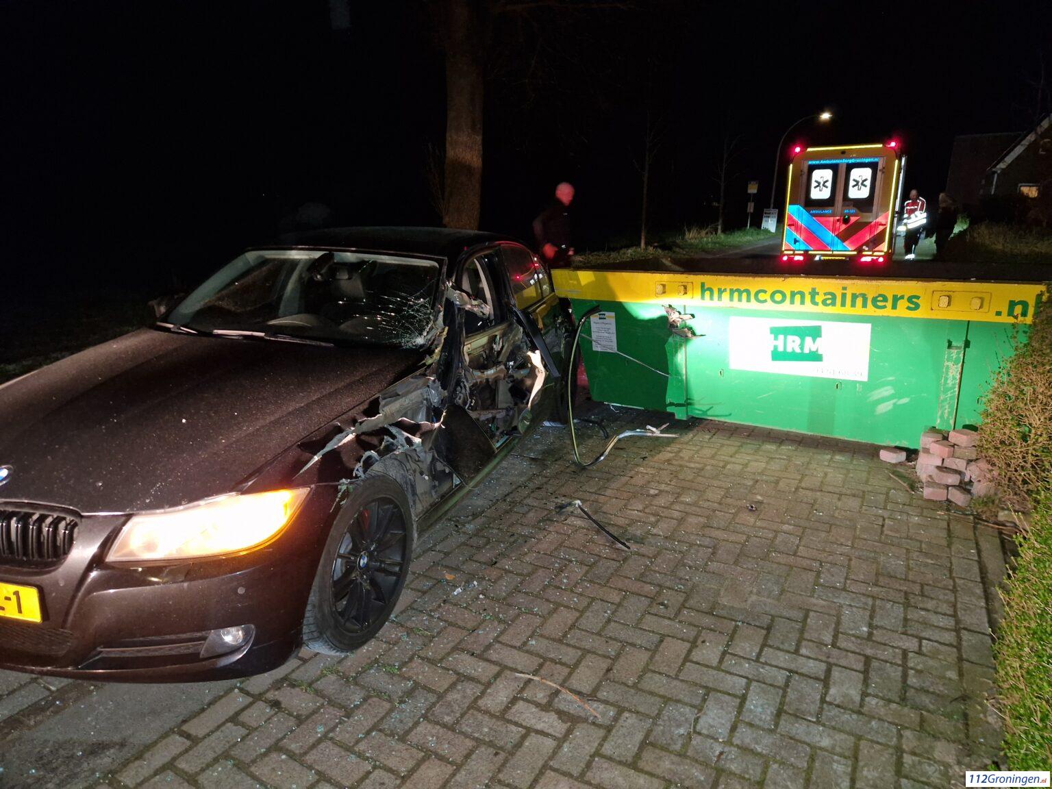 Auto ernstig beschadigd na botsing tegen bouwcontainer. Auto ernstig beschadigd na botsing tegen bouwcontainer.