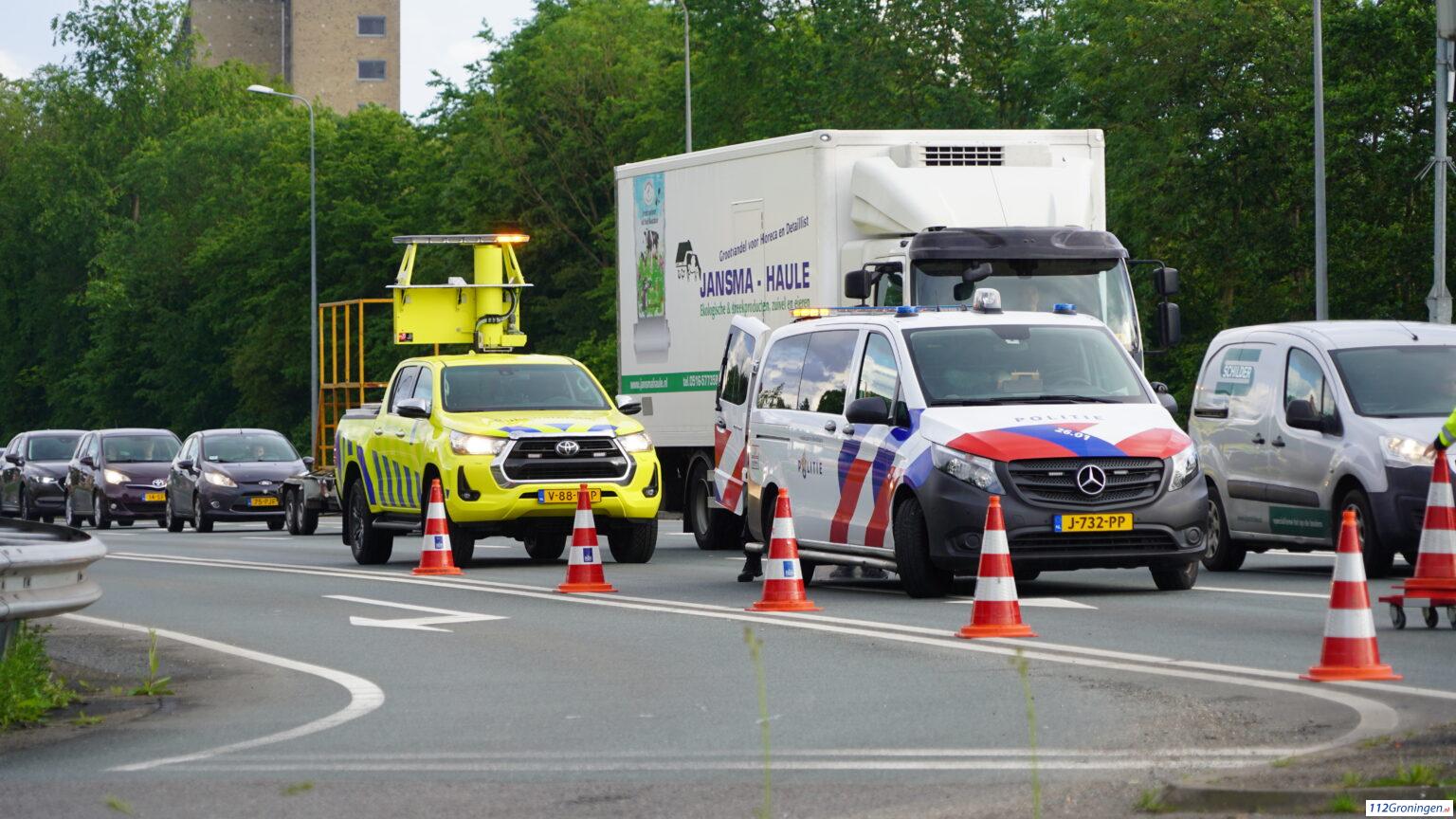 Forse schade bij aanrijding tussen auto en vrachtwagen in Drachten. Forse schade bij aanrijding tussen auto en vrachtwagen in Drachten.