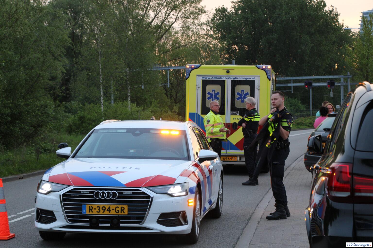 Scooterrijder vliegt over motorkap bij aanrijding met auto. Scooterrijder vliegt over motorkap bij aanrijding met auto.