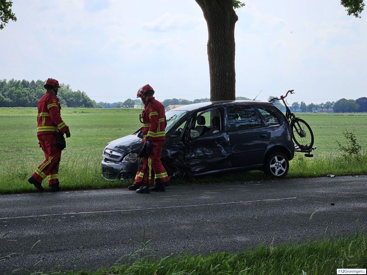 Ernstig ongeval drie voertuigen op de Udesweg bij Winschoten, twee gewonden. Ernstig ongeval drie voertuigen op de Udesweg bij Winschoten, twee gewonden.