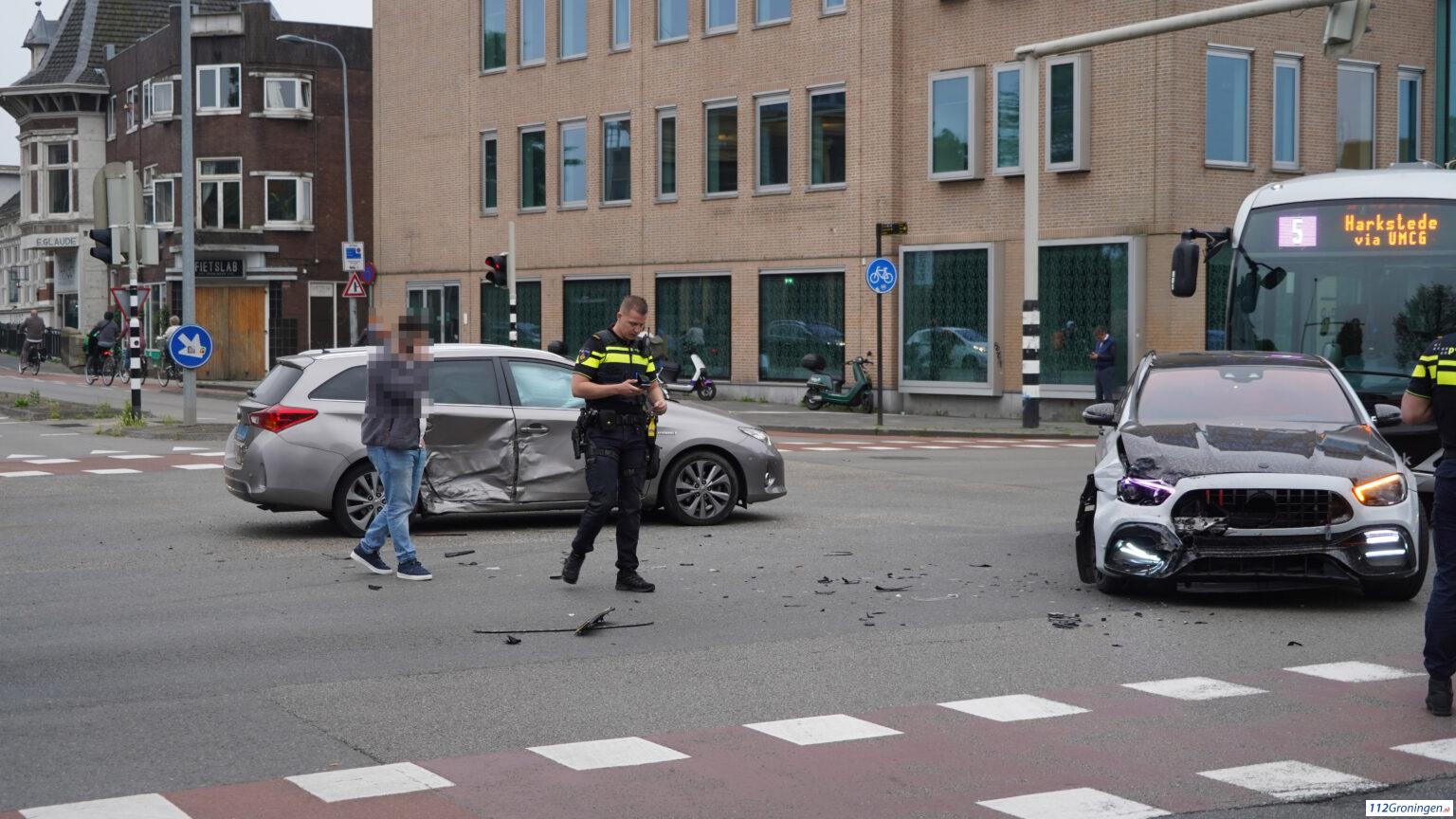 Veel schade bij botsing tussen taxi en personenauto op Stationsweg. Veel schade bij botsing tussen taxi en personenauto op Stationsweg.