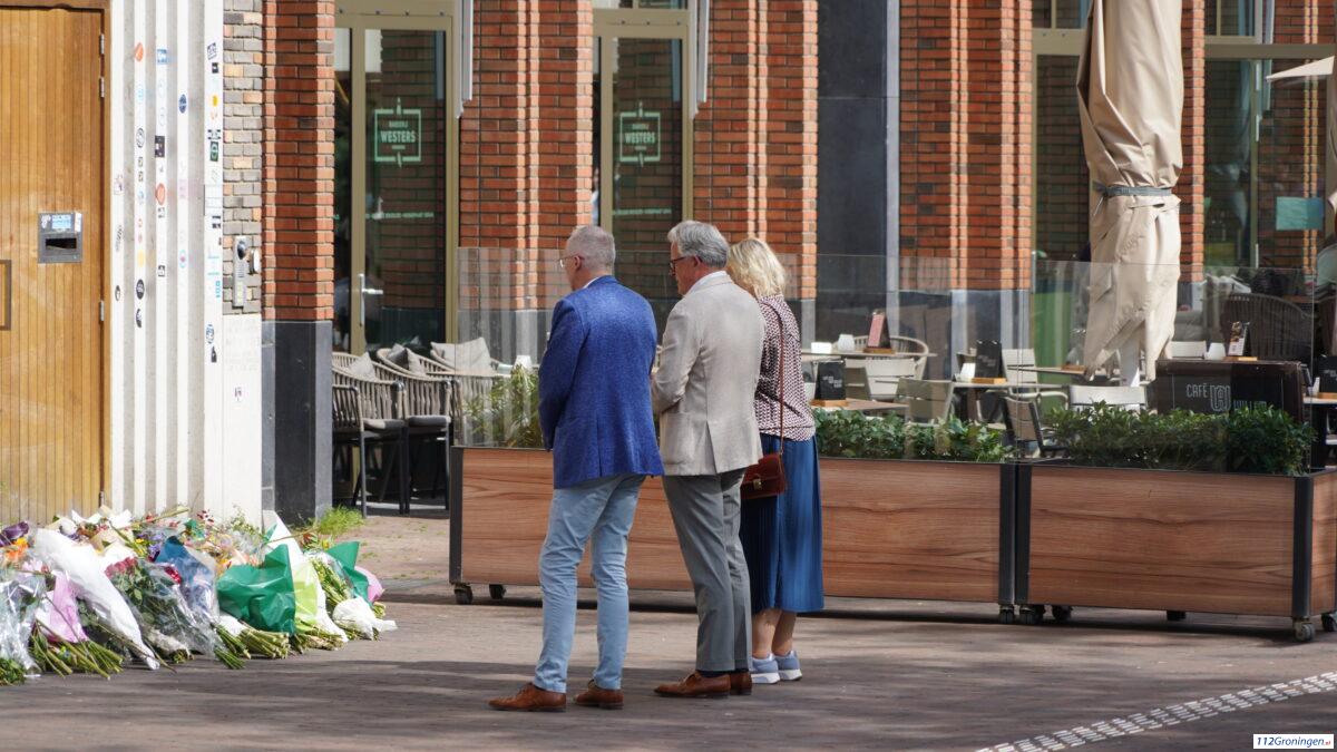 Vrouw die van dak Vindicat sprong is overleden, rouwende studenten en bloemen leggen (Video