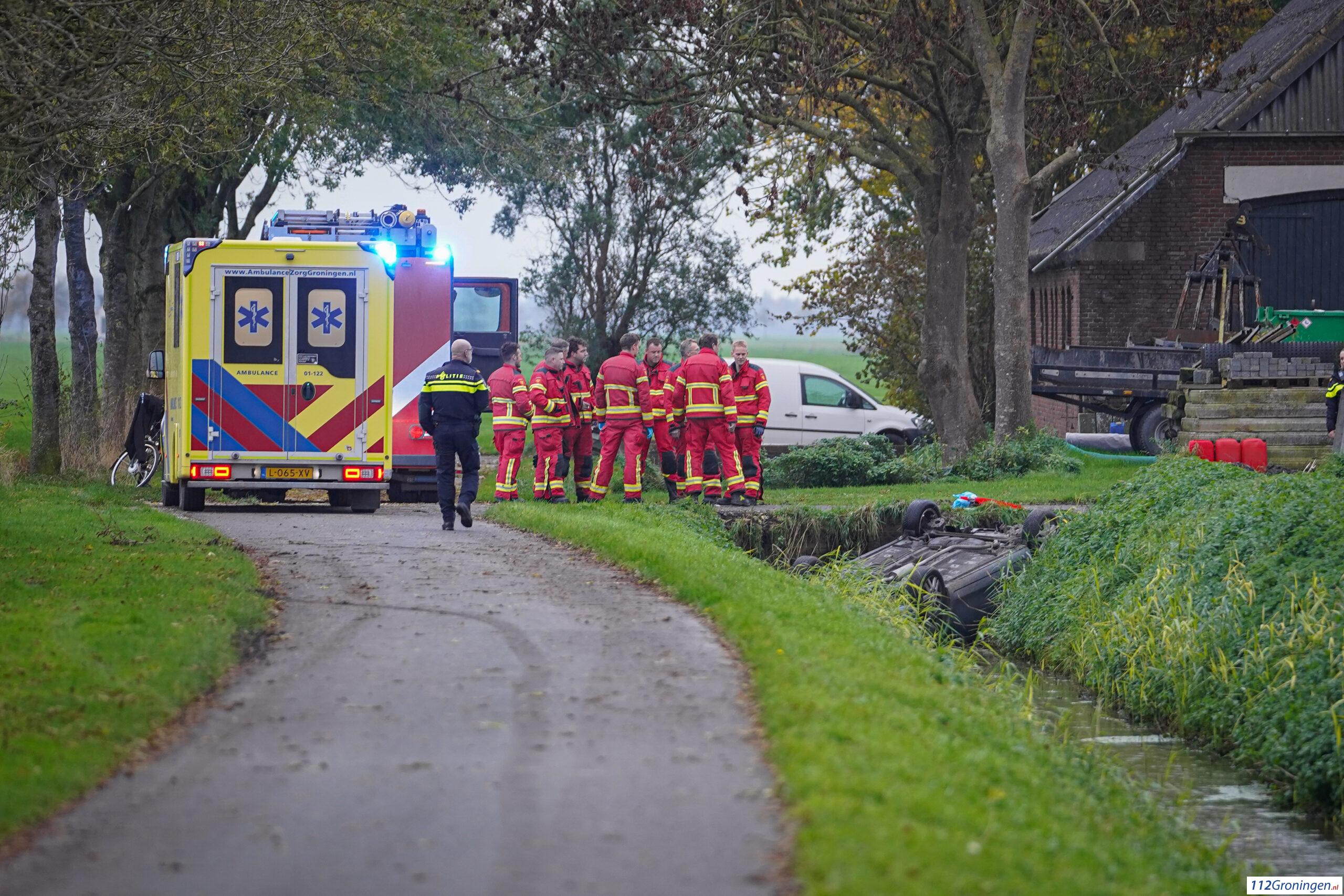 Auto belandt op kop in diepe sloot bij Ezinge, 1 gewonde
