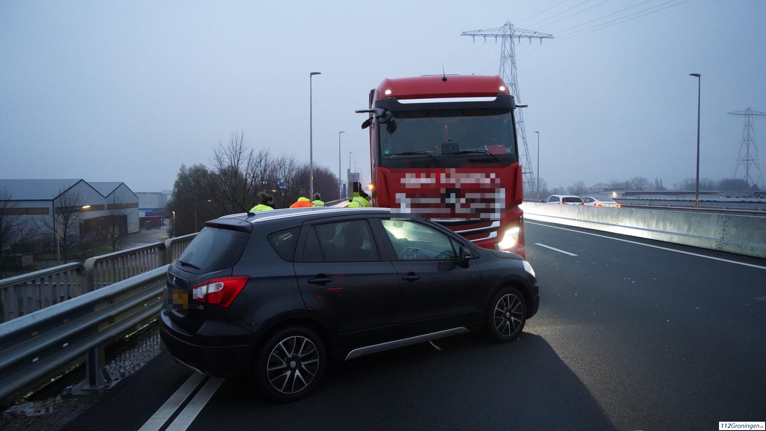 Vrachtauto en auto komen met elkaar in botsing op de N7, 1 gewonde. Vrachtauto en auto komen met elkaar in botsing op de N7, 1 gewonde.