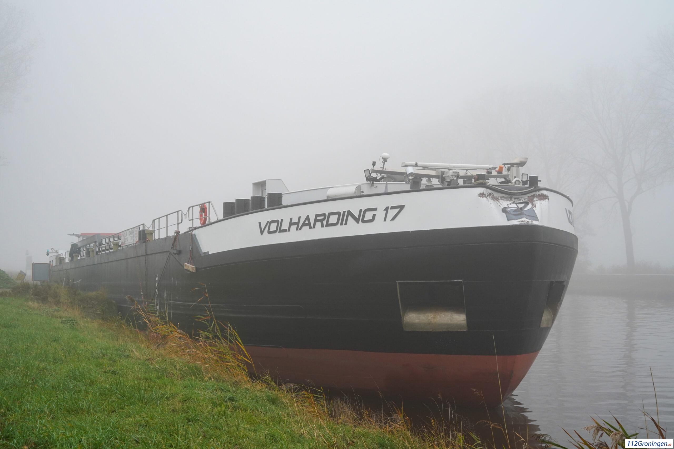 Binnenvaartschip raakt Dorkwerderbrug, scheepvaart en wegverkeer weekend gestremd (Video)