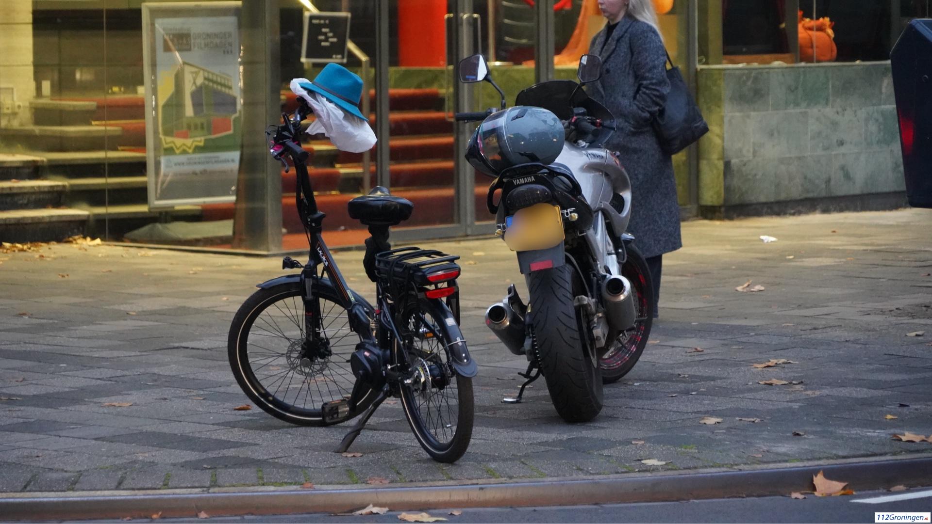 Fietser gewond bij aanrijding met motor in centrum Groningen. Fietser gewond bij aanrijding met motor in centrum Groningen.