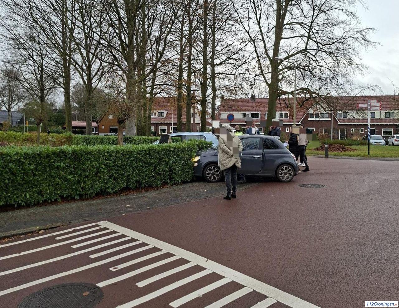 Auto eindigt in heg bij aanrijding in Haren. Auto eindigt in heg bij aanrijding in Haren.