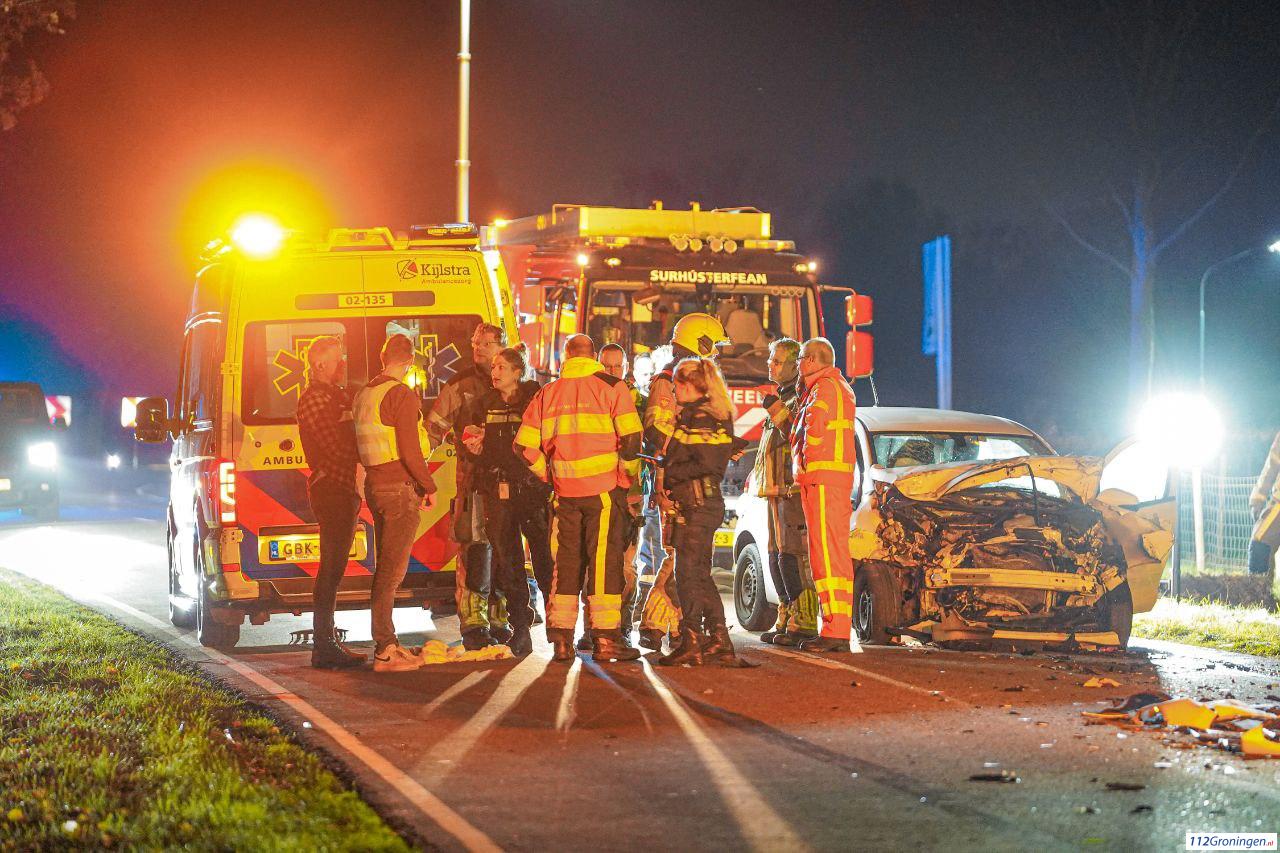 Ernstige frontaal ongeval tussen auto en vrachtwagen bij Surhuisterveen. Ernstige frontaal ongeval tussen auto en vrachtwagen bij Surhuisterveen.