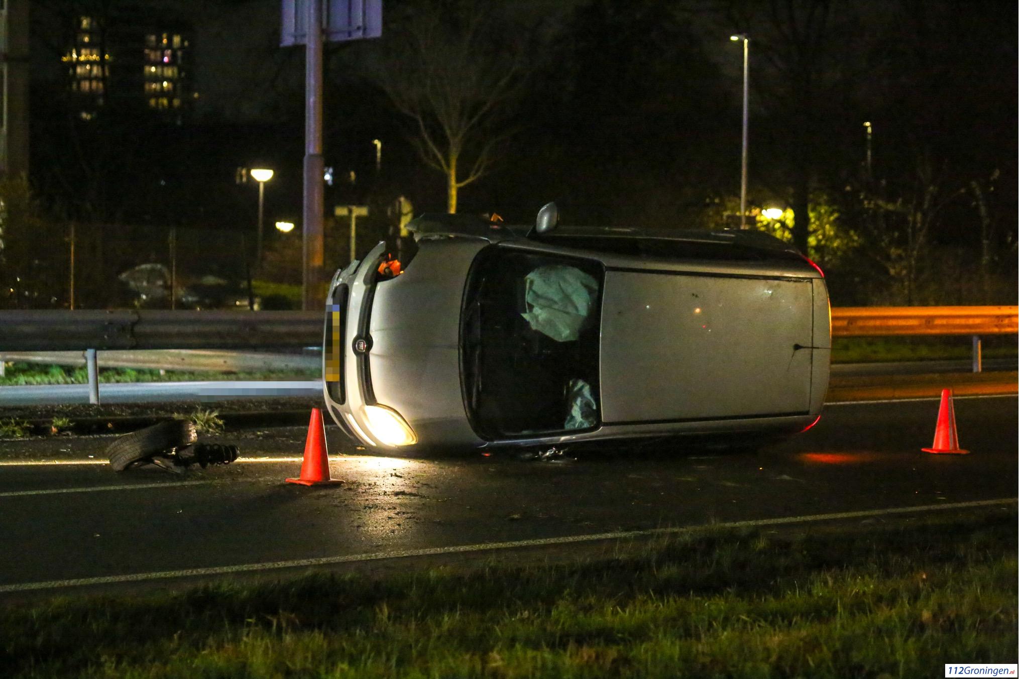Auto op zijn kant na ongeval op N370 in Groningen. Auto op zijn kant na ongeval op N370 in Groningen.