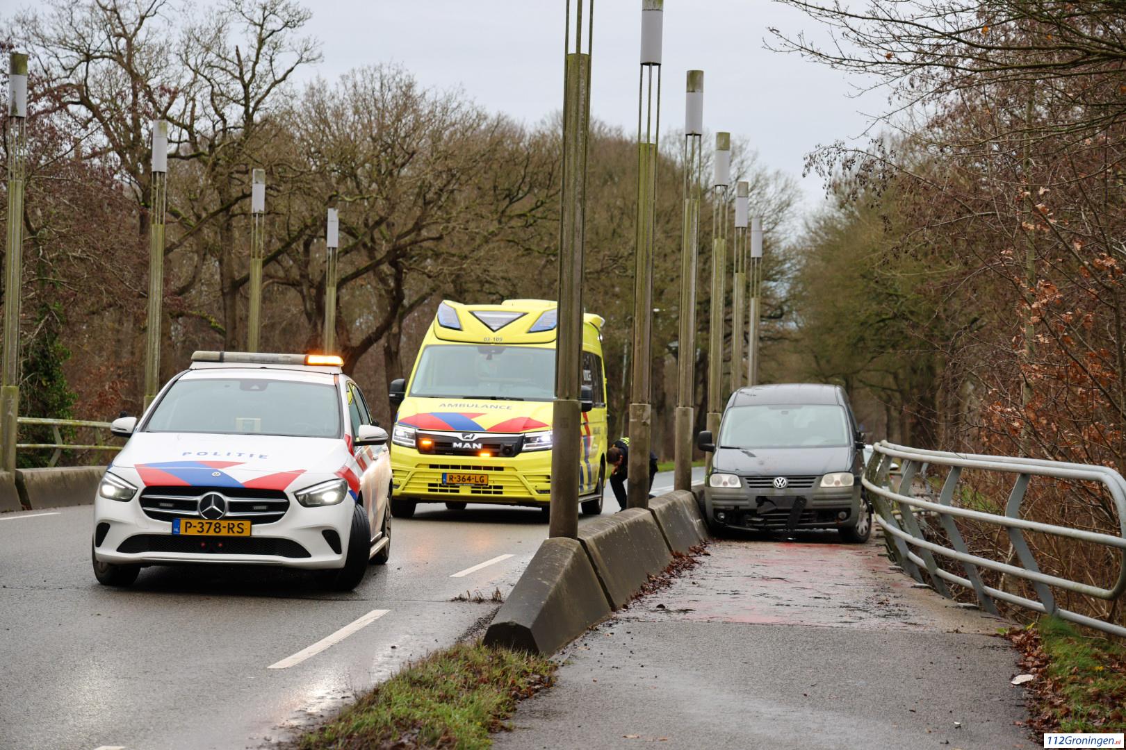 Bestelbus belandt op fietspad na aanrijding. Bestelbus belandt op fietspad na aanrijding.