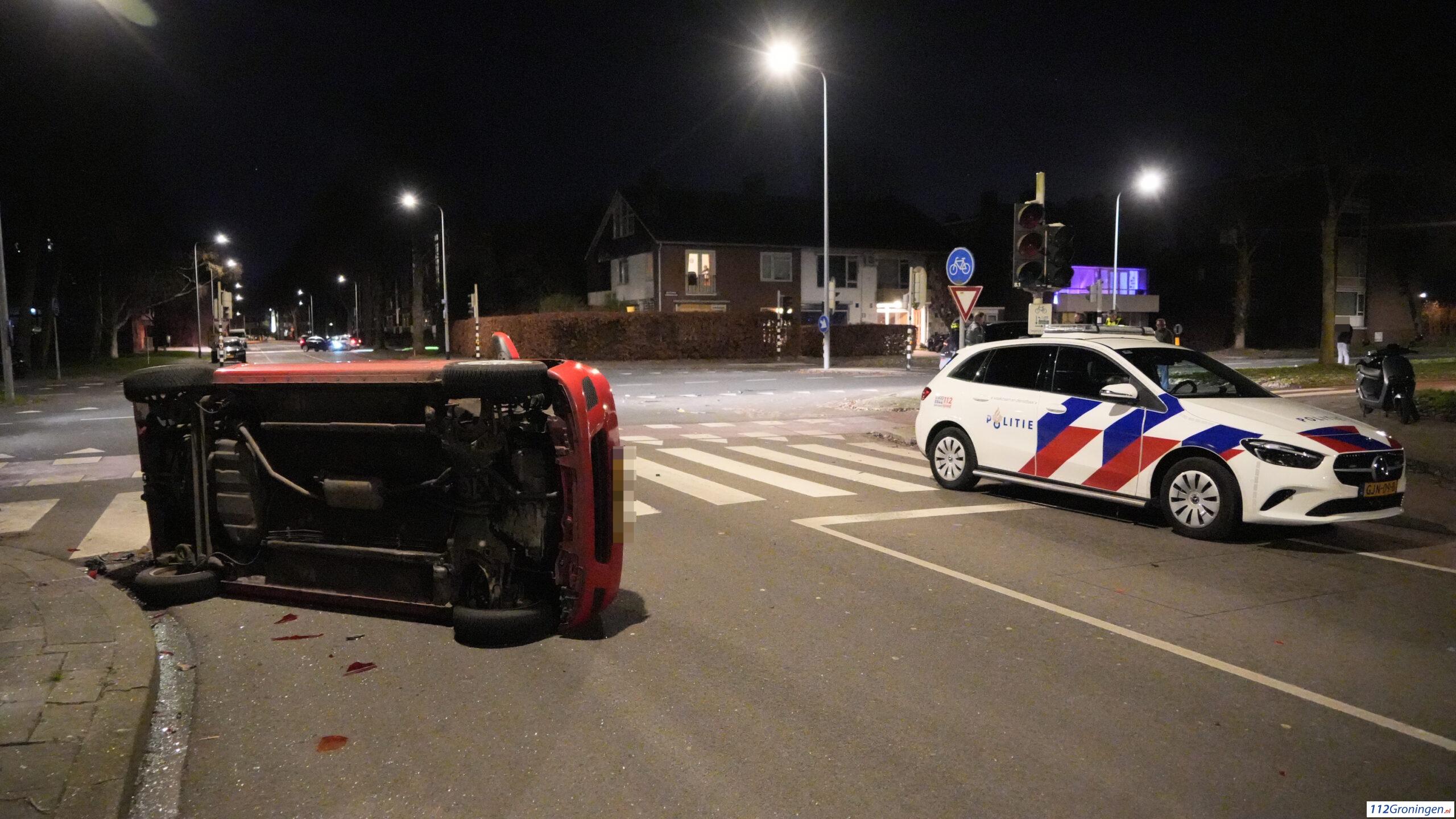 Auto raakt op de kant na aanrijding Queridolaan Groningen. Auto raakt op de kant na aanrijding Queridolaan Groningen.