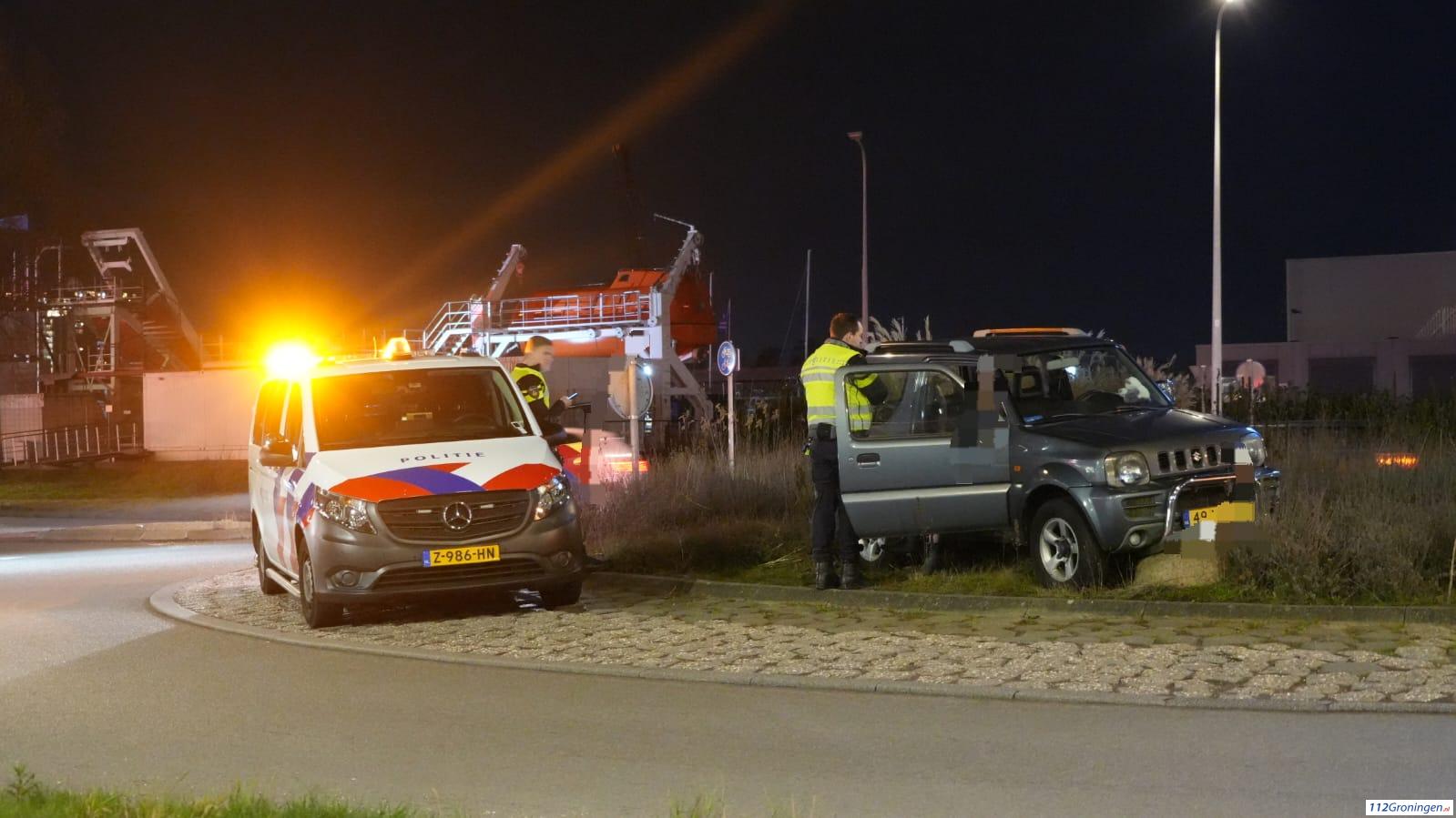 Auto botst tegen kei op rotonde Osloweg in Groningen