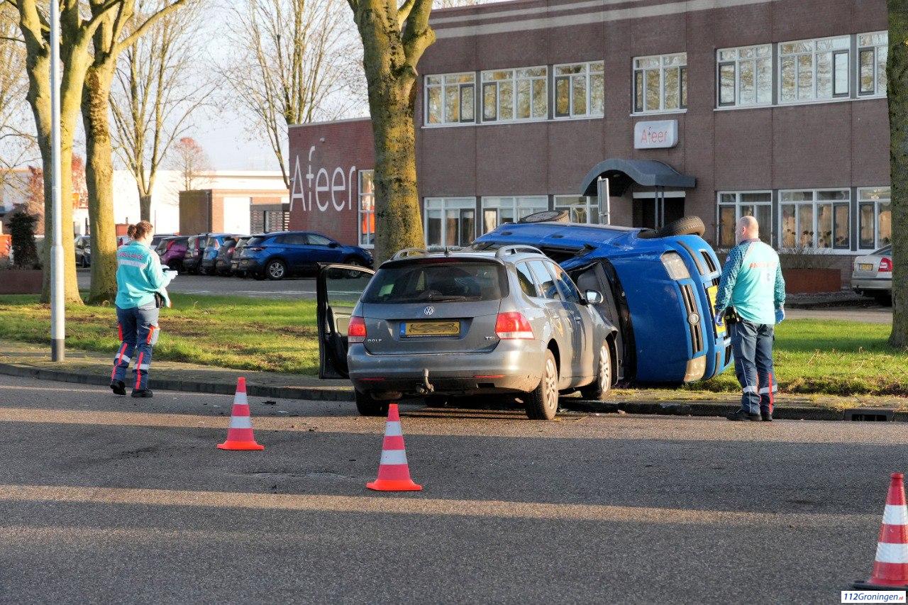 Auto op zijkant na aanrijding op A.J. Romijnweg in Winschoten. Auto op zijkant na aanrijding op A.J. Romijnweg in Winschoten.