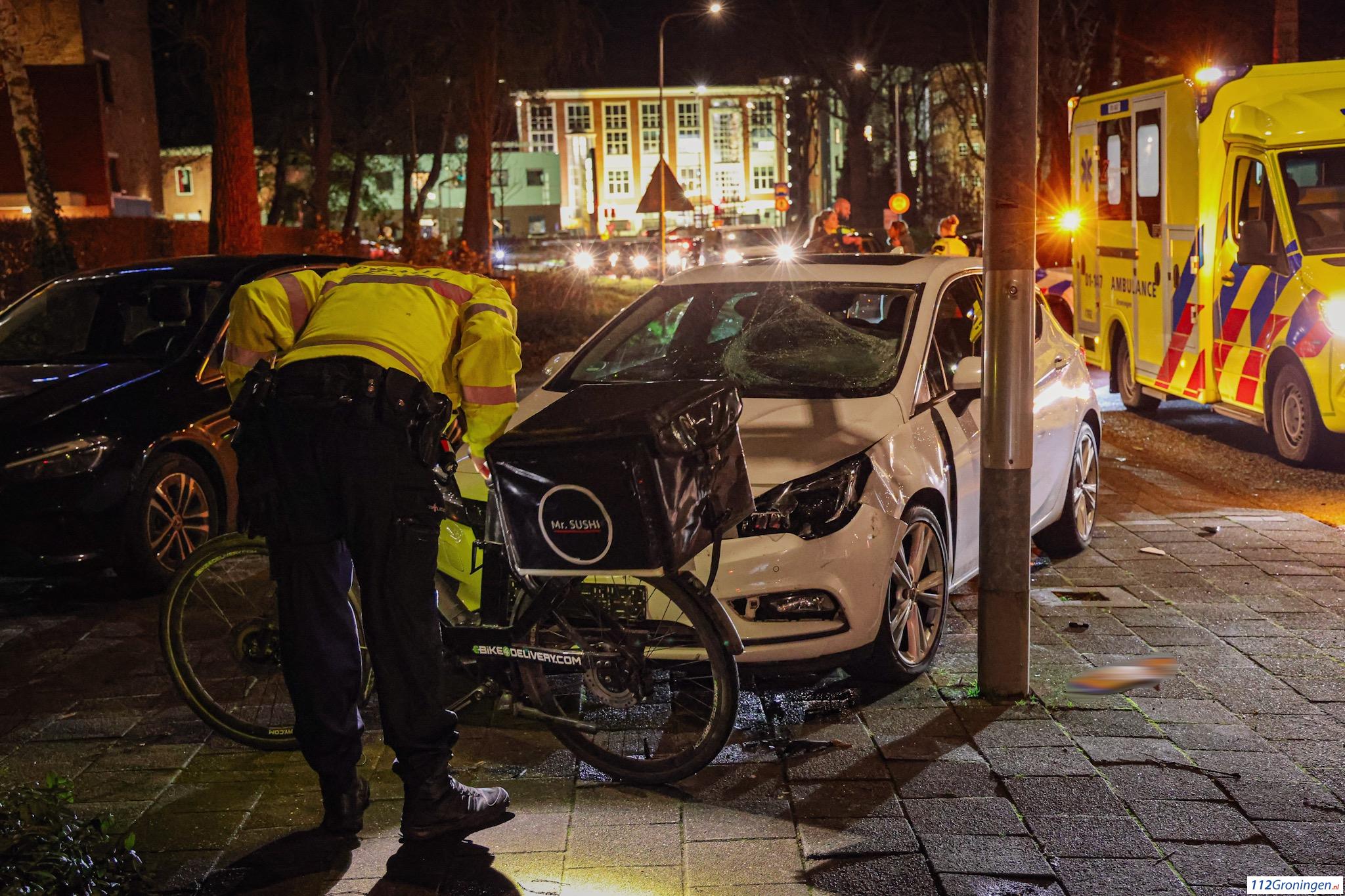 Maaltijdbezorger gewond na ongeval op de Edelsteenlaan. Maaltijdbezorger gewond na ongeval op de Edelsteenlaan.