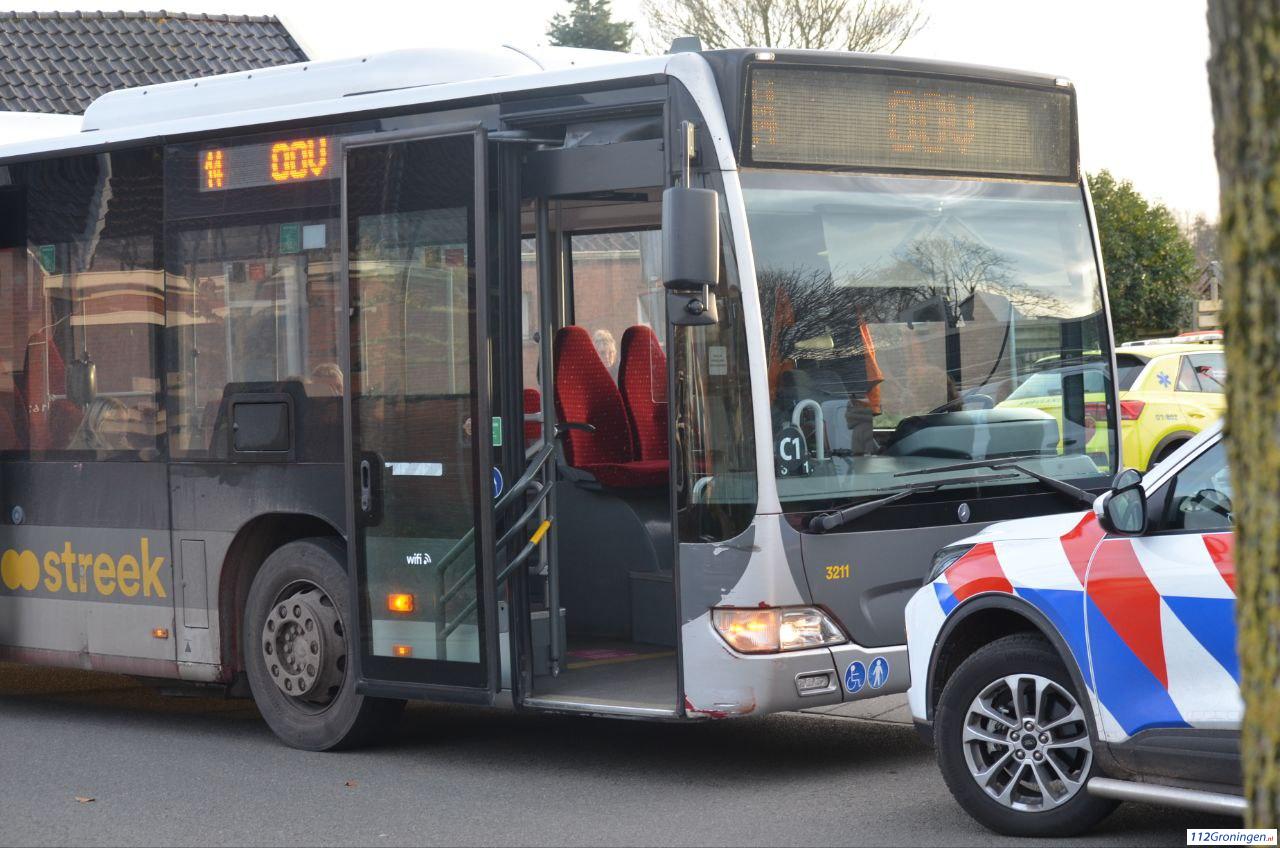 Fietser raakt ernstig gewond na aanrijding met lijnbus in Alteveer. Fietser raakt ernstig gewond na aanrijding met lijnbus in Alteveer.