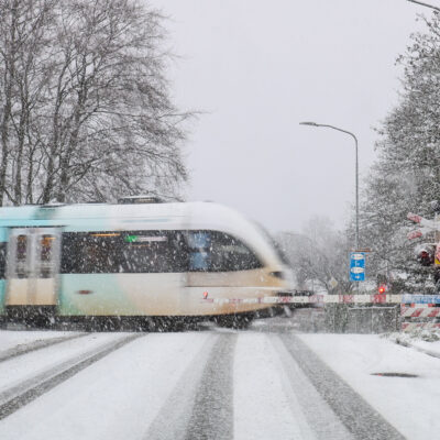 trein spoor Arriva sneeuw ijs glad