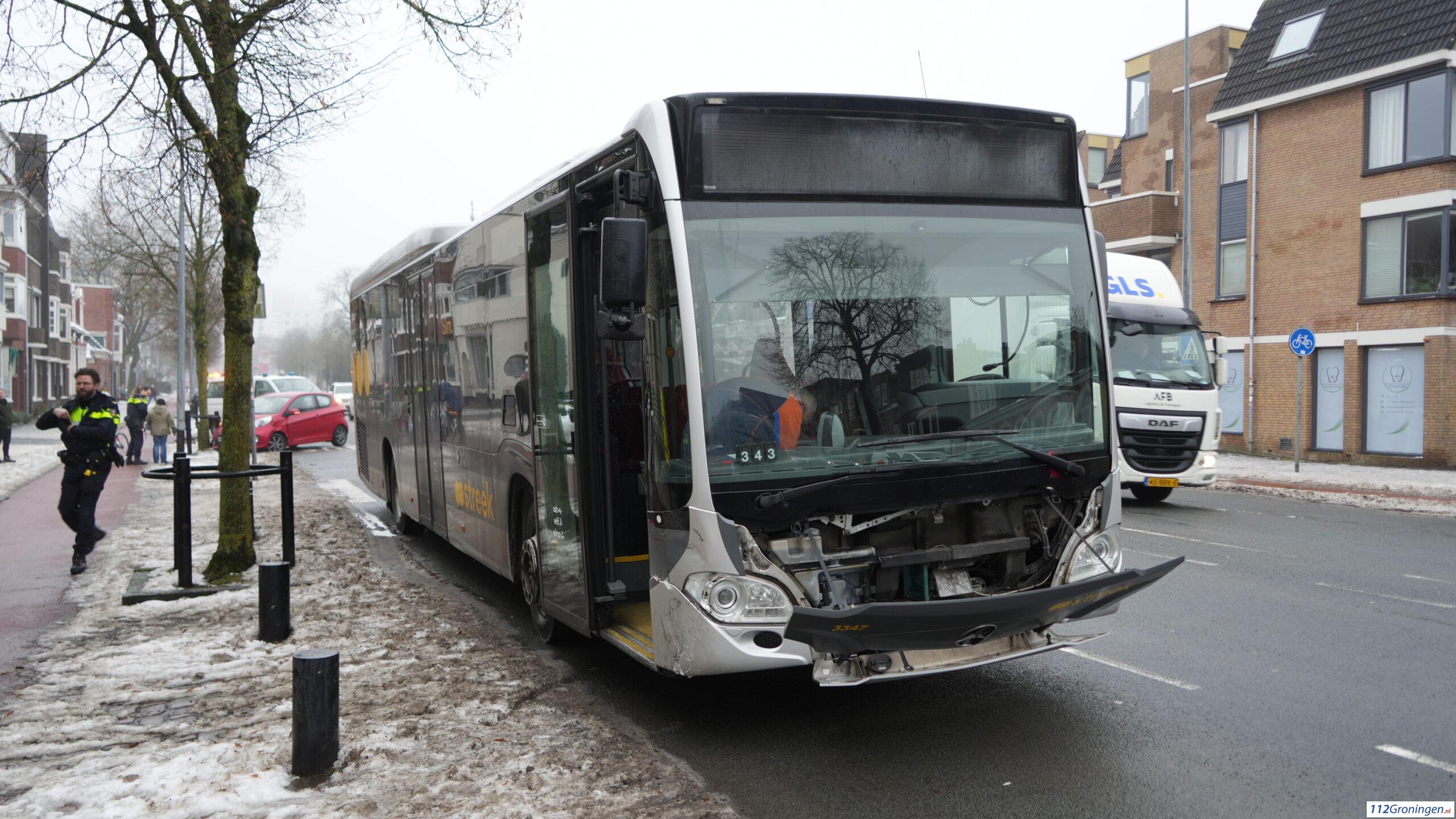 Ongeval met bus op de Hereweg. Ongeval met bus op de Hereweg.