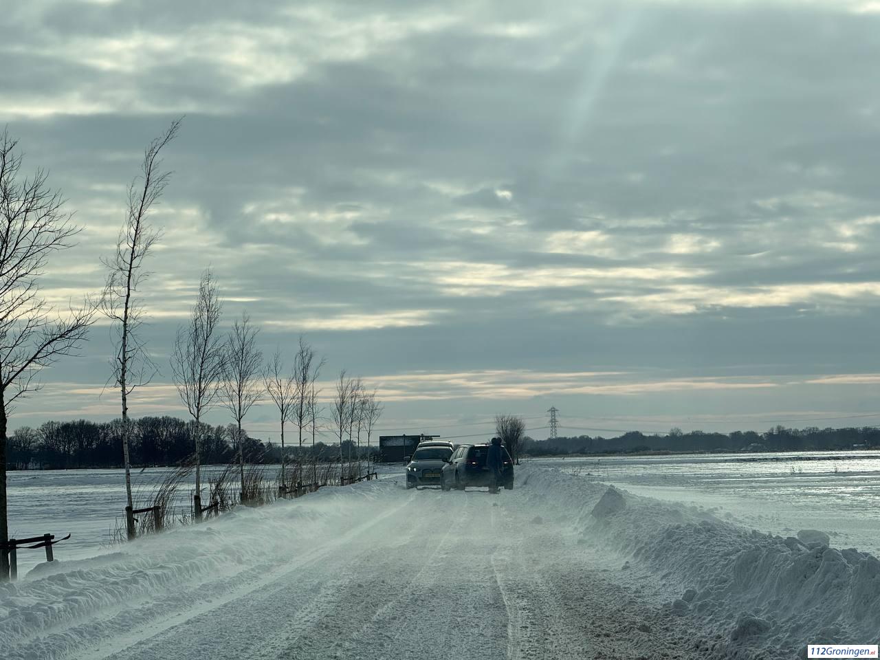 Sneeuwchaos op Mensumaweg tussen Niekerk en Tolbert
