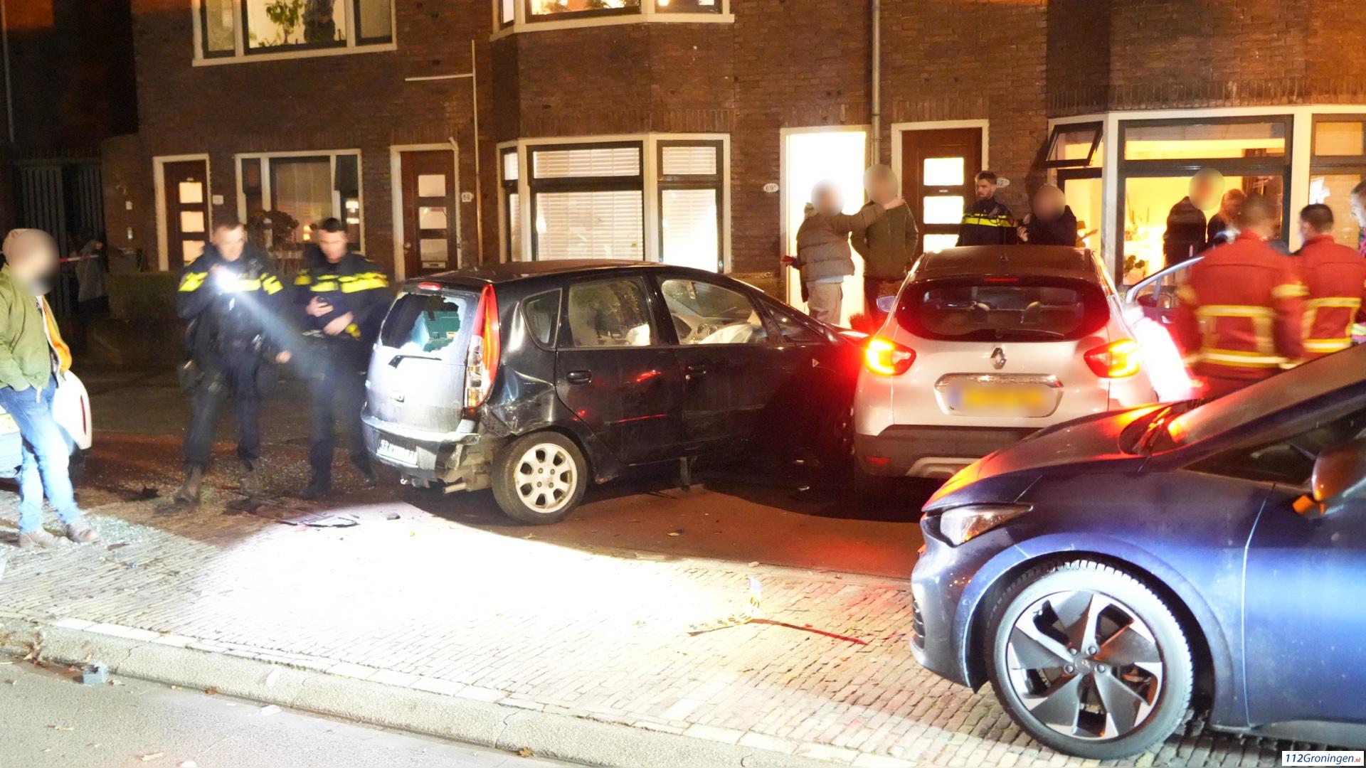 Veel schade bij verkeersongeval Prinsesseweg: automobilist botst tegen meerdere auto’s. Veel schade bij verkeersongeval Prinsesseweg: automobilist botst tegen meerdere auto’s.