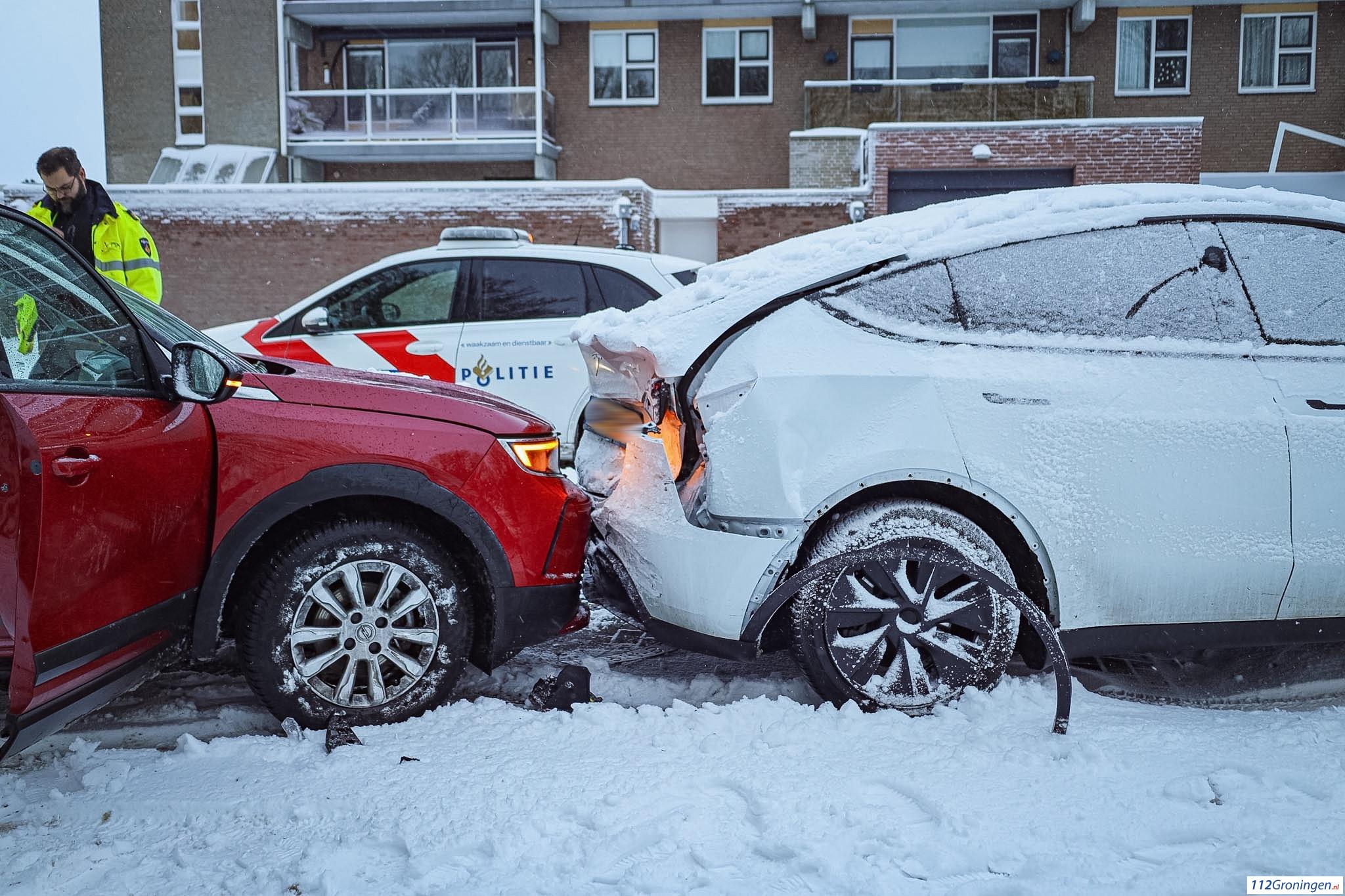 Sneeuw: Ongeval op De Schans in Leek. Sneeuw: Ongeval op De Schans in Leek.