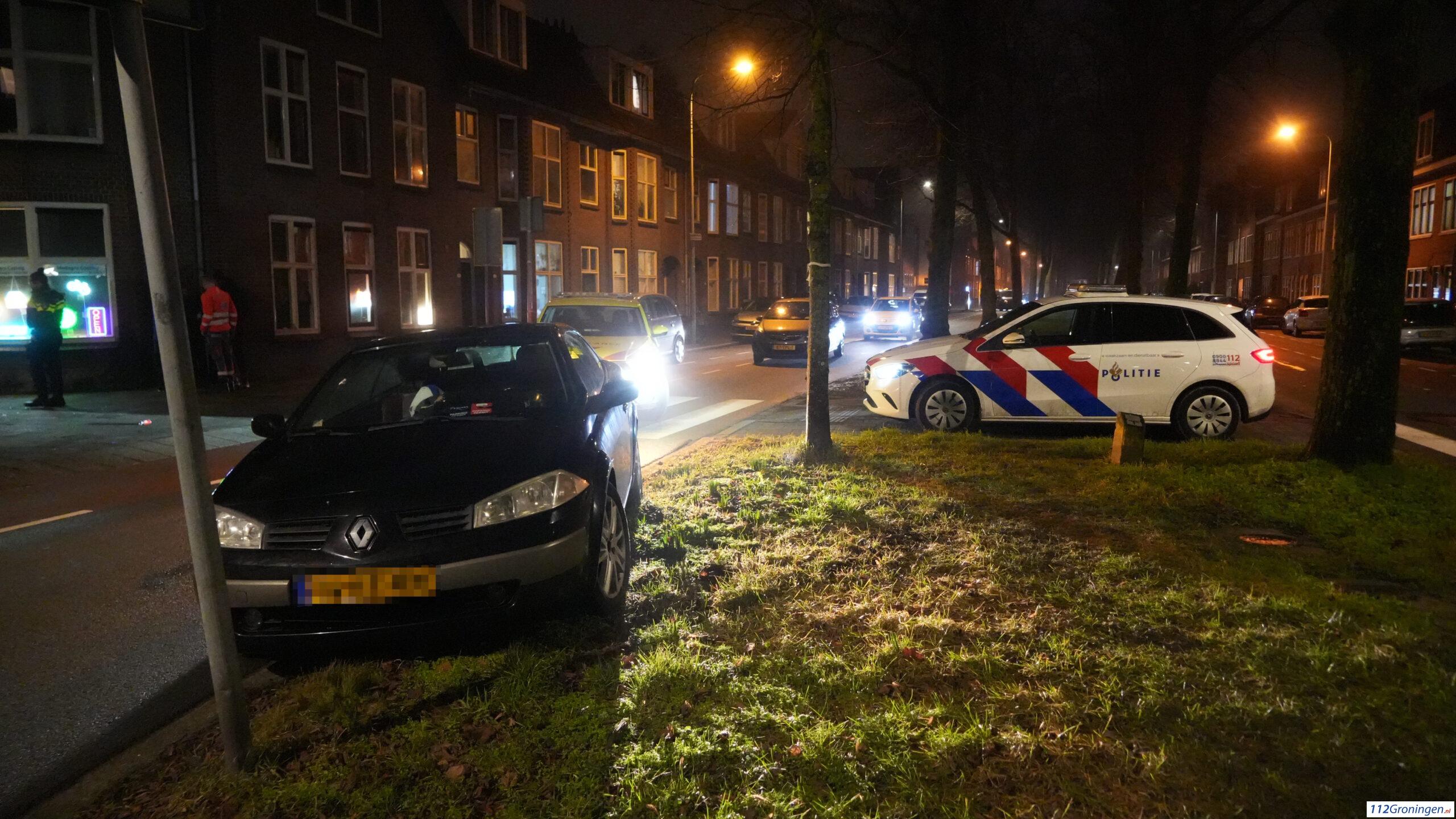 Vrouw gewond bij aanrijding tussen auto en bakfiets. Vrouw gewond bij aanrijding tussen auto en bakfiets.