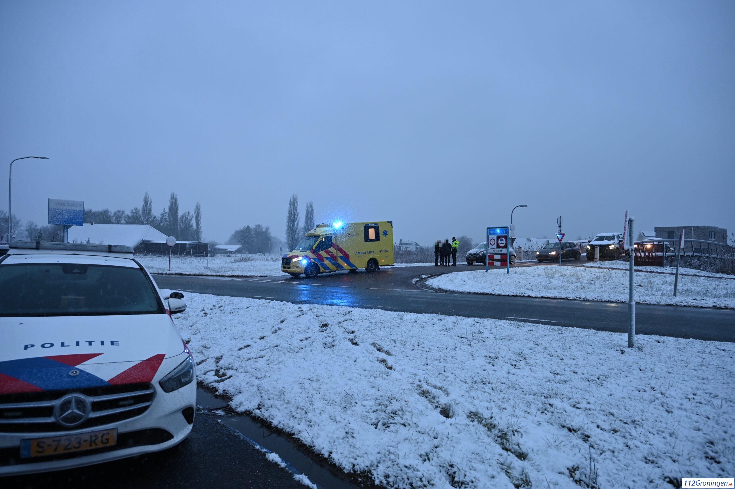 Fietser ernstig gewond na aanrijding met politieauto in Rotterdam. Fietser ernstig gewond na aanrijding met politieauto in Rotterdam.