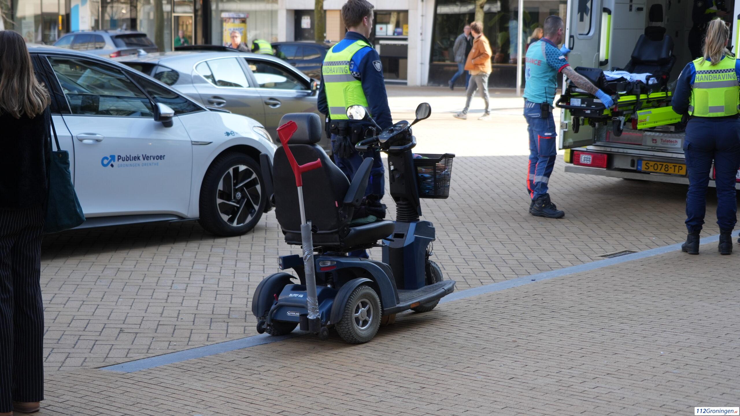 Taxi en scootmobiel komen in botsing. Taxi en scootmobiel komen in botsing.