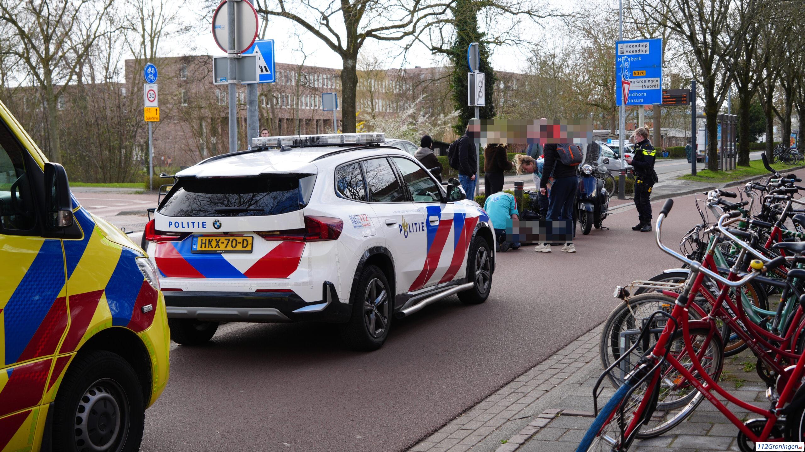 Fietser en scooter in botsing op het Hoendiep. Fietser en scooter in botsing op het Hoendiep.